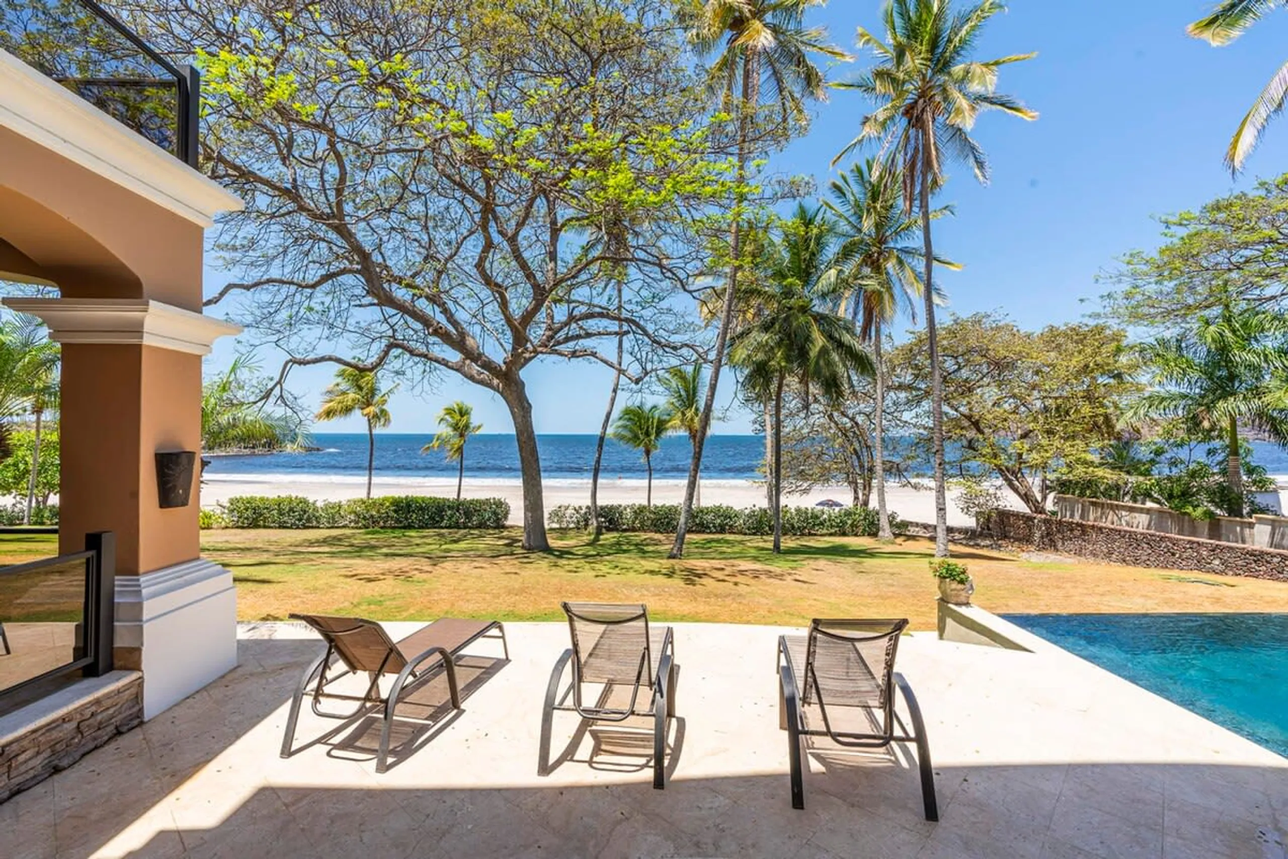 Prestigious Oceanfront 6-Bedroom Mansion with Private Infinity Pool and Panoramic Ocean Views — photograph 12