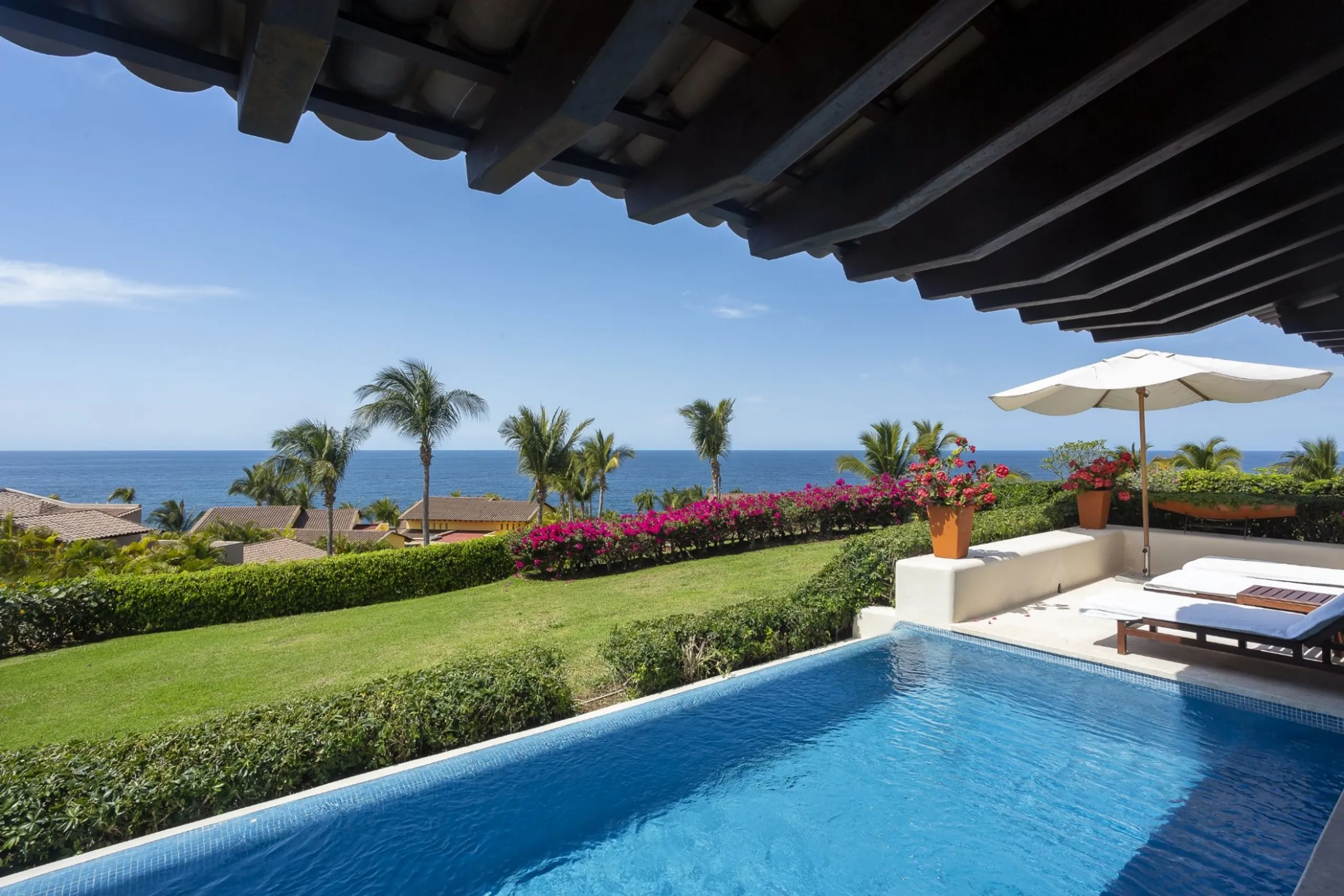 Refined Four-Bedroom Villa with Infinity Pool & Panoramic Ocean Views — photograph 5