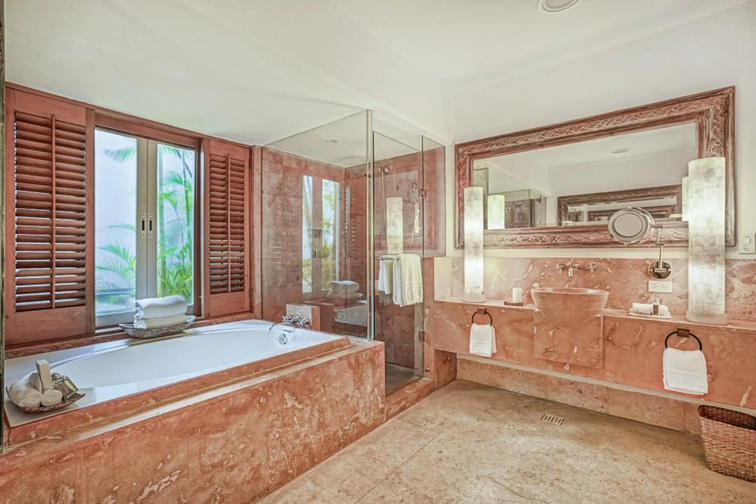 Opulence Unveiled with Mountain Vistas and Panoramic Ocean View Retreat — photograph 8
