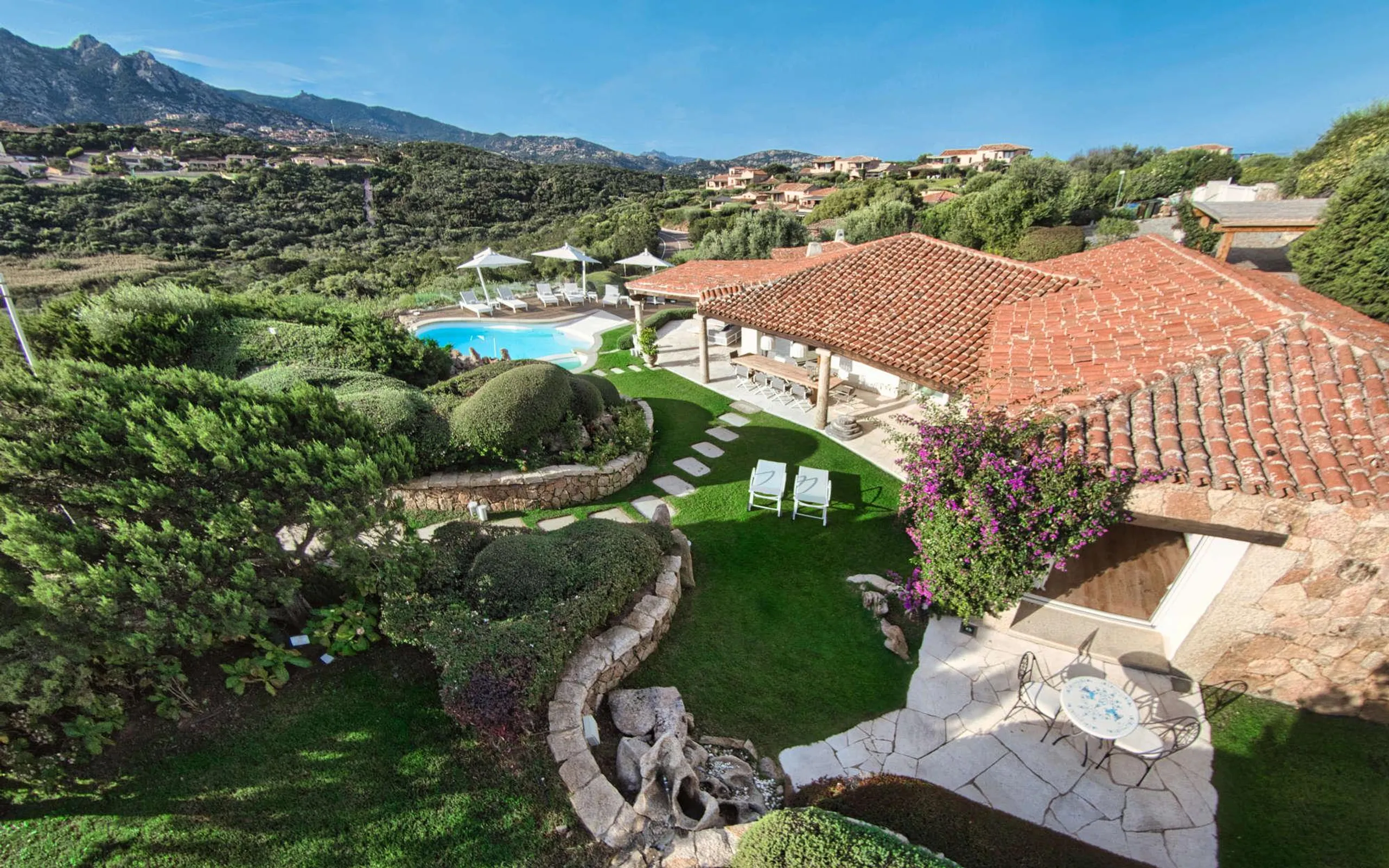 Unveiling tranquility in a Five-Bedroom Haven with Poolside Bliss. — photograph 5