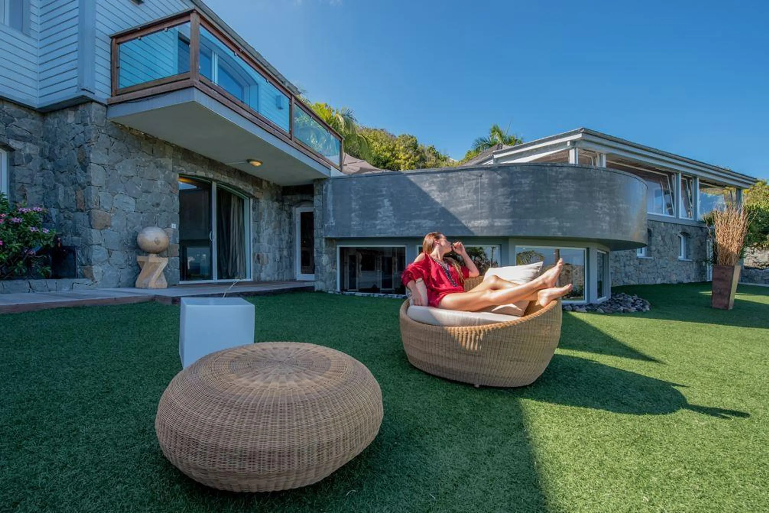 Oceanfront Opulence: Luxurious Villa in Vitet with Spectacular Views and Elegant Design — photograph 3