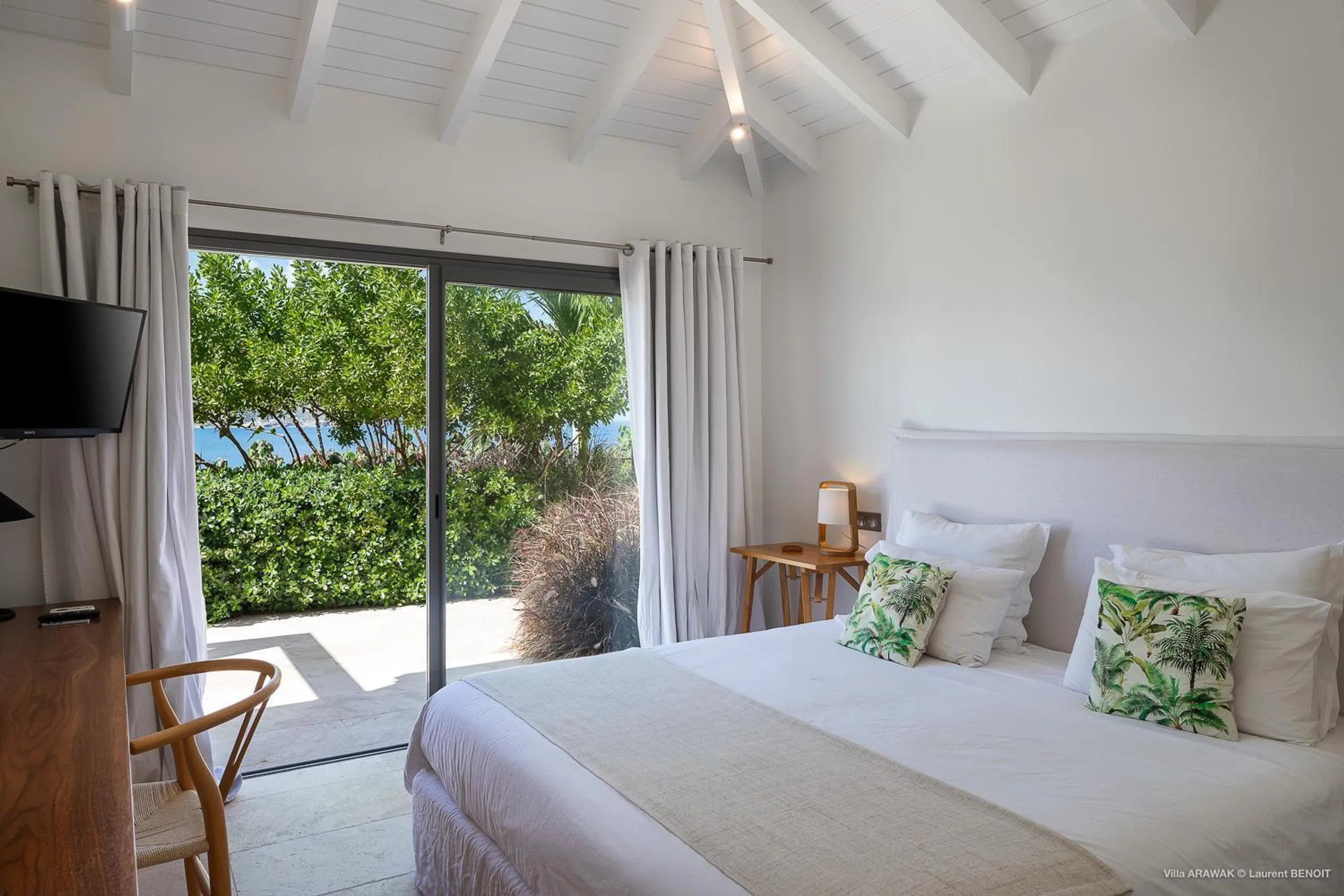Chic Seaview Villa with Private Pool and Outdoor Grill — photograph 12