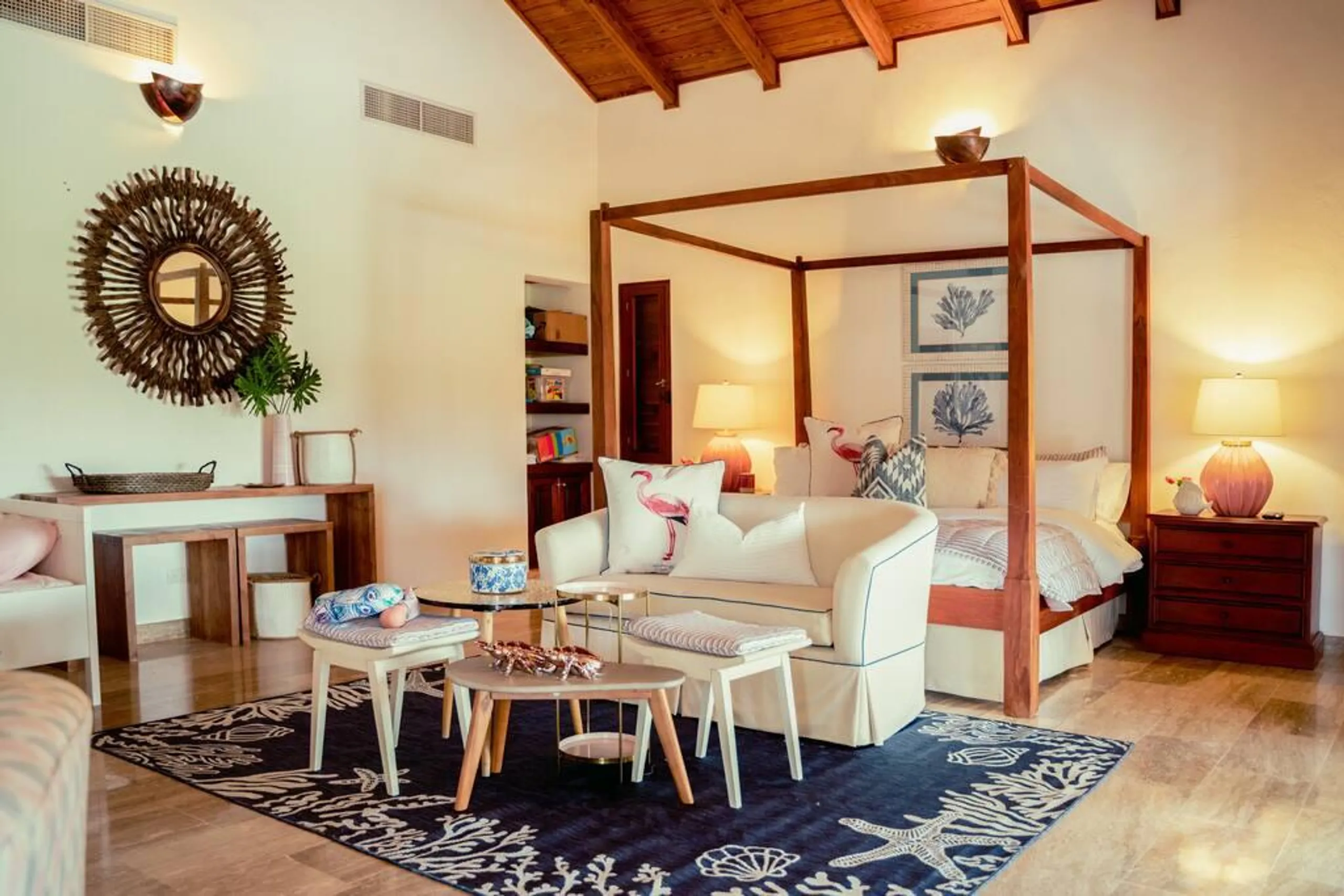 Stylish and Lush Classic Estate with Private Pool and Garden Grounds — photograph 4