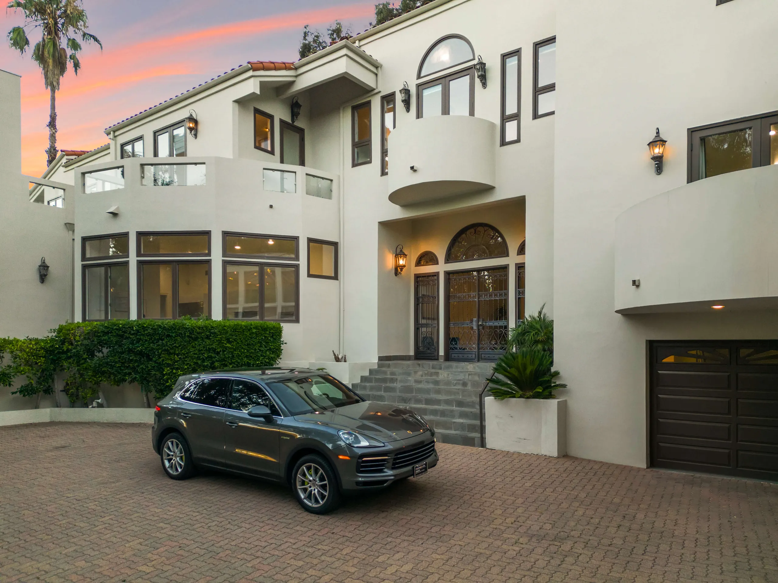 Refined Style Contemporary Estate with Private Pool, Sauna, and Tennis Court — photograph 11
