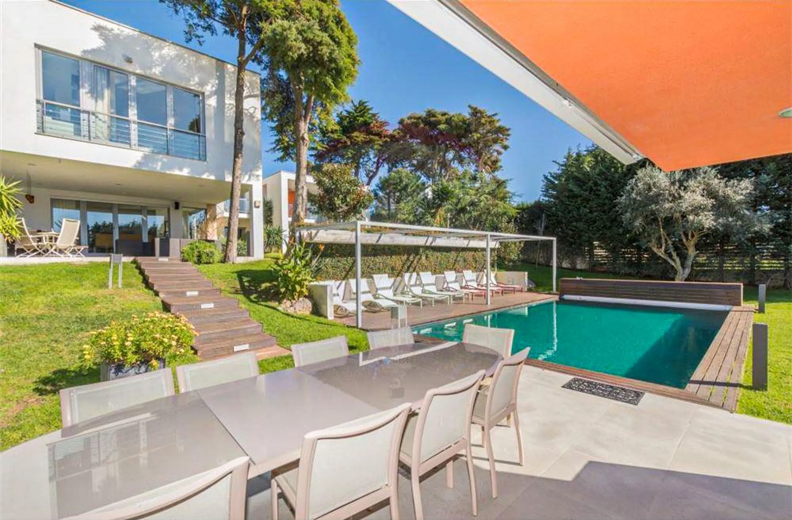 Plush and Inviting Villa with Private Pool and Gardens — photograph 5