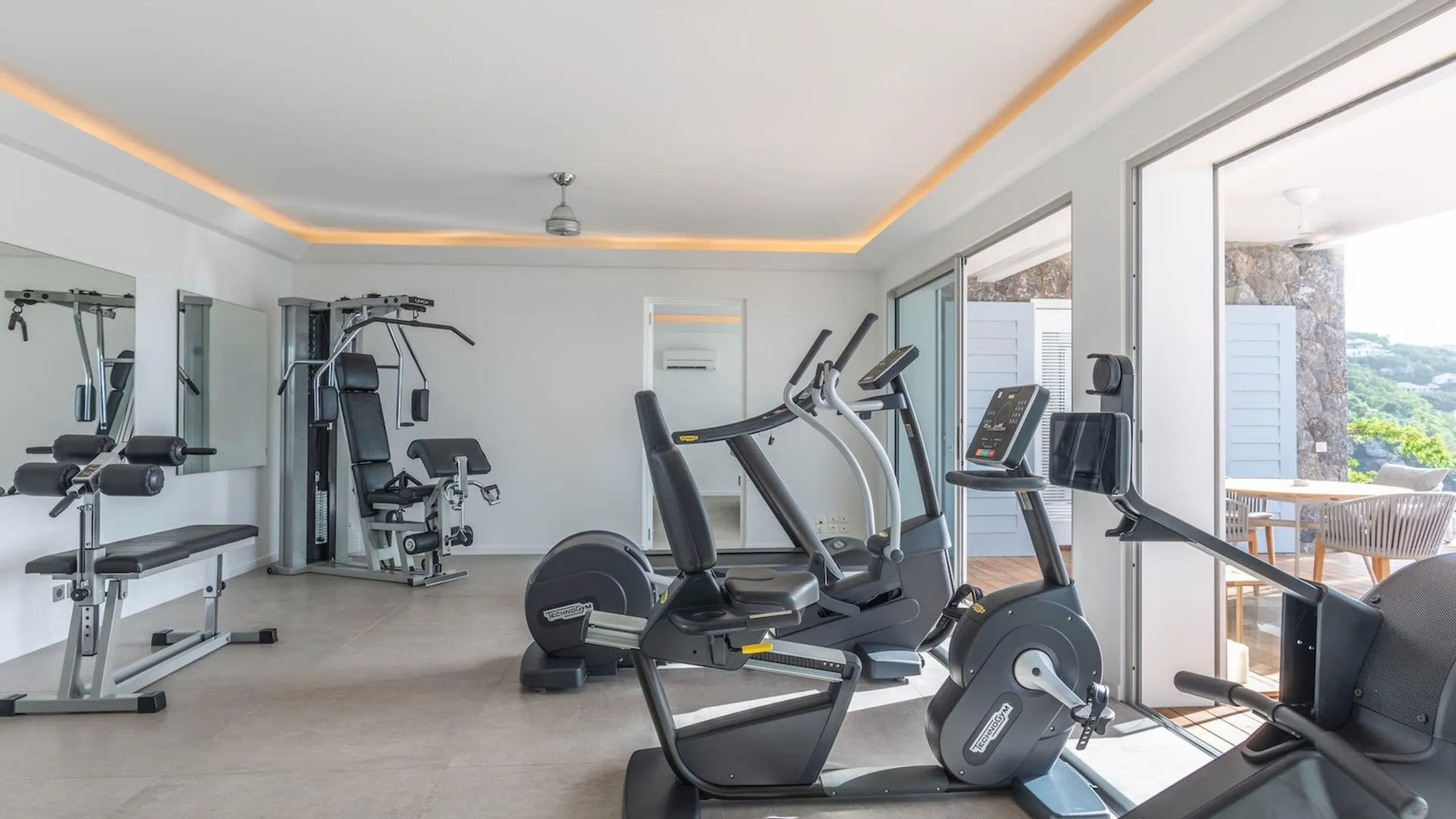 Grand Lagoon-View Villa with Heated Pool and Panoramic Views — photograph 10