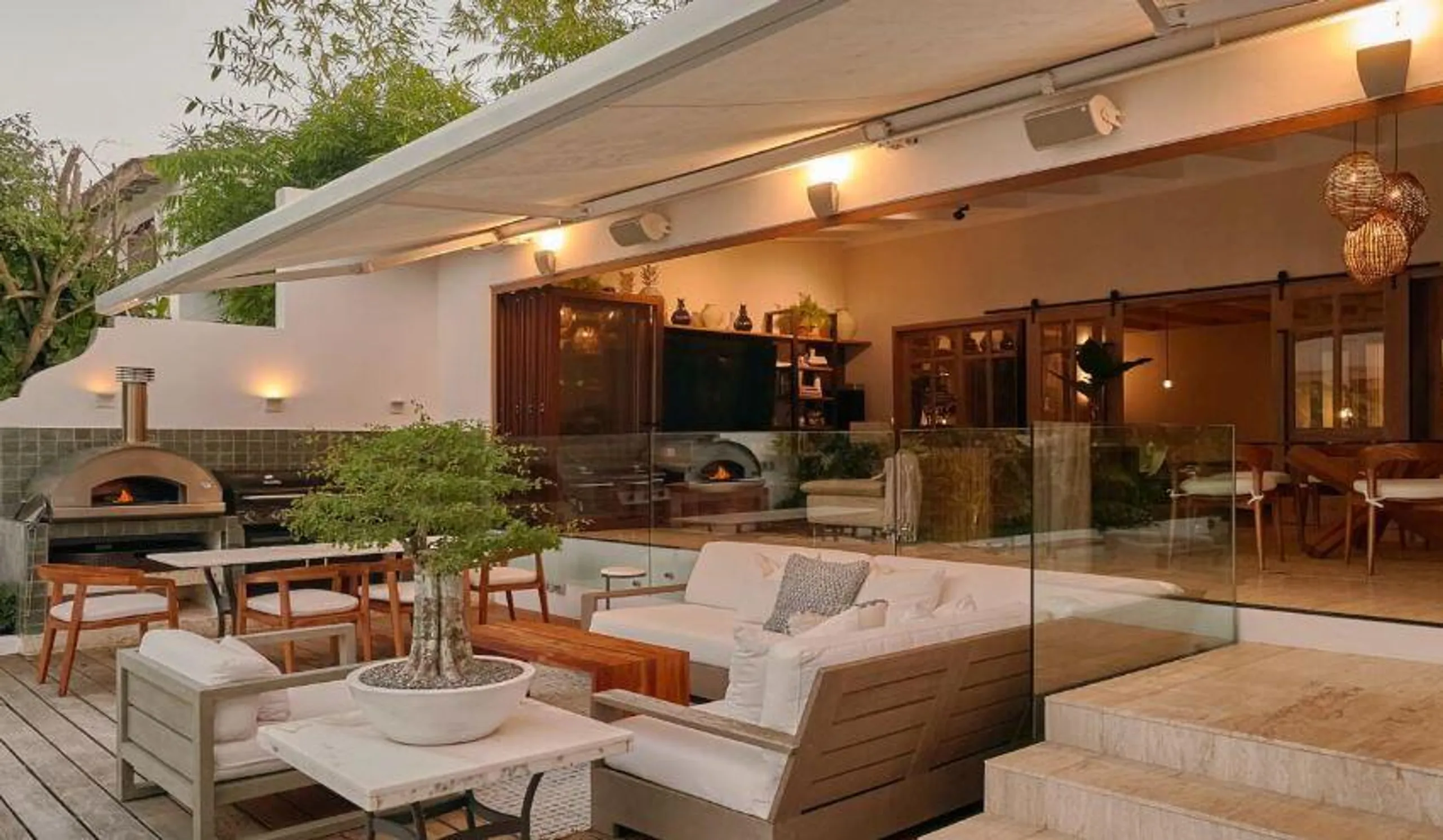 Sophisticated Villa with Private Heated Infinity Pool and Proximity to the Marina — photograph 5
