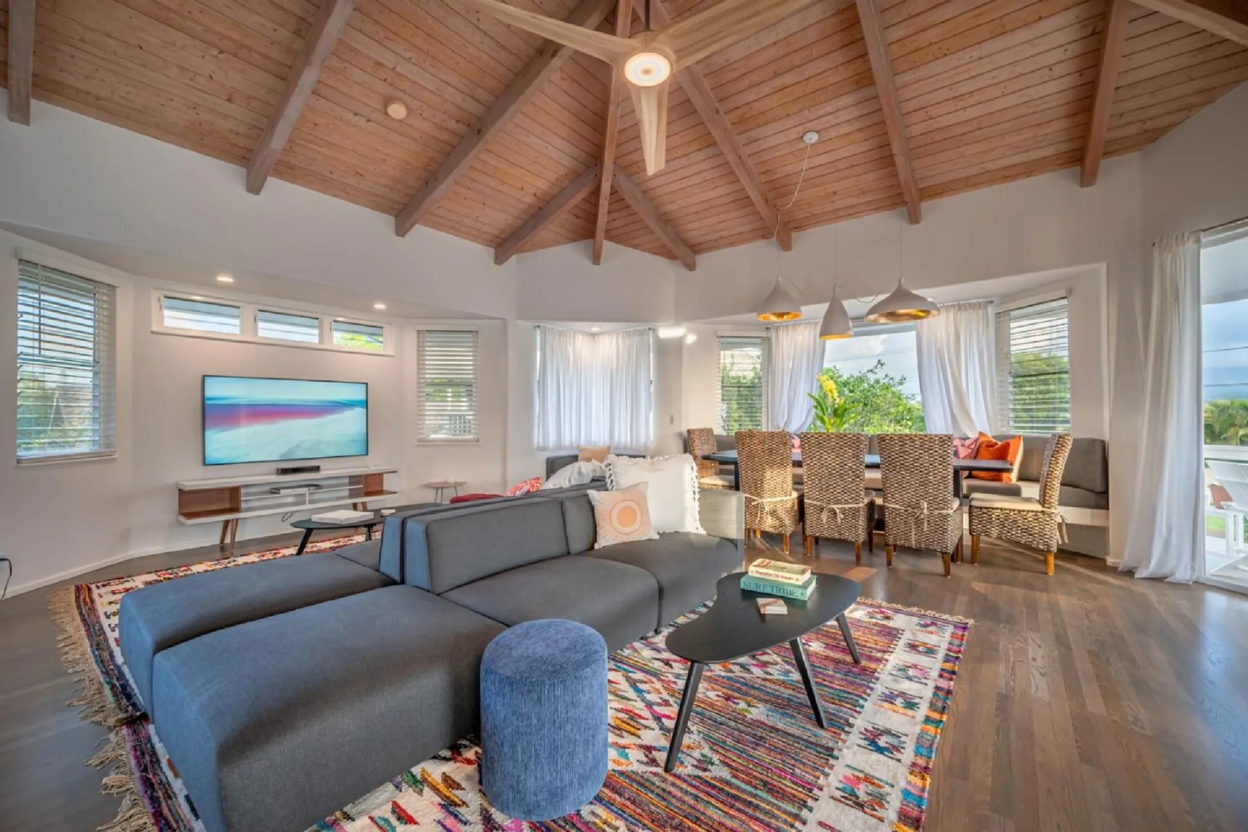 Hanalei Vista Estate Featuring Sweeping Views of the Mountains and Ocean Over Hanalei Bay — photograph 8