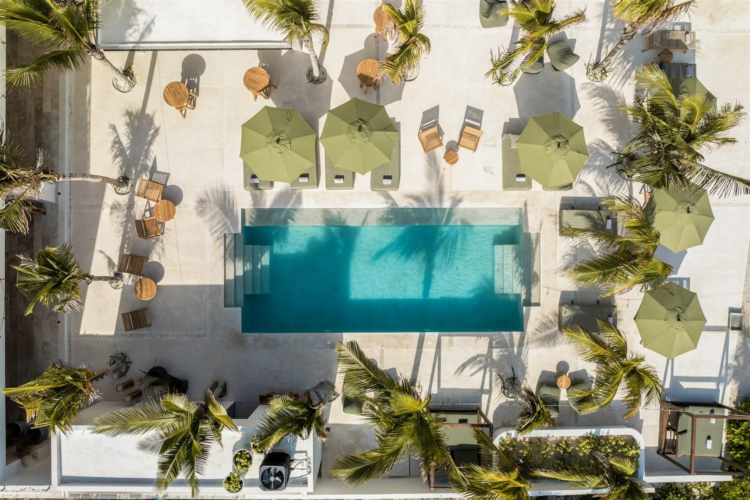 Sumptuous 12-Suite Villa with Private Pool, Bar, and Oceanfront Views — photograph 7