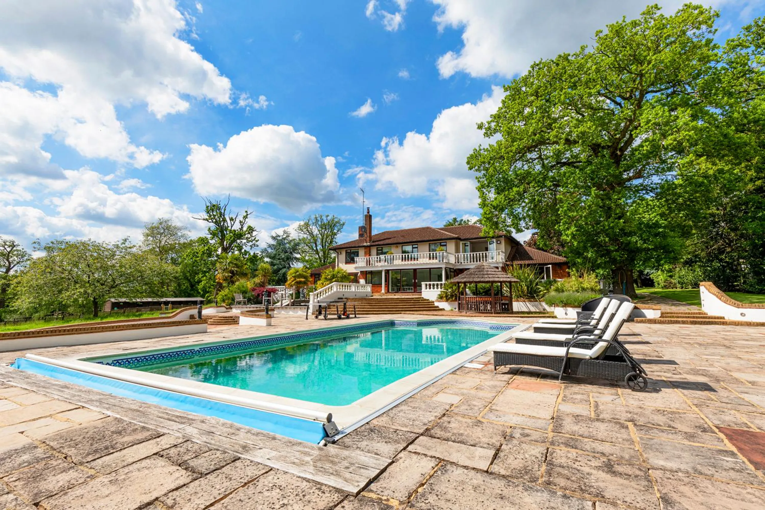 Captivating 10-Acre Estate with Private Pool, Patio and Summerhouse — photograph 3