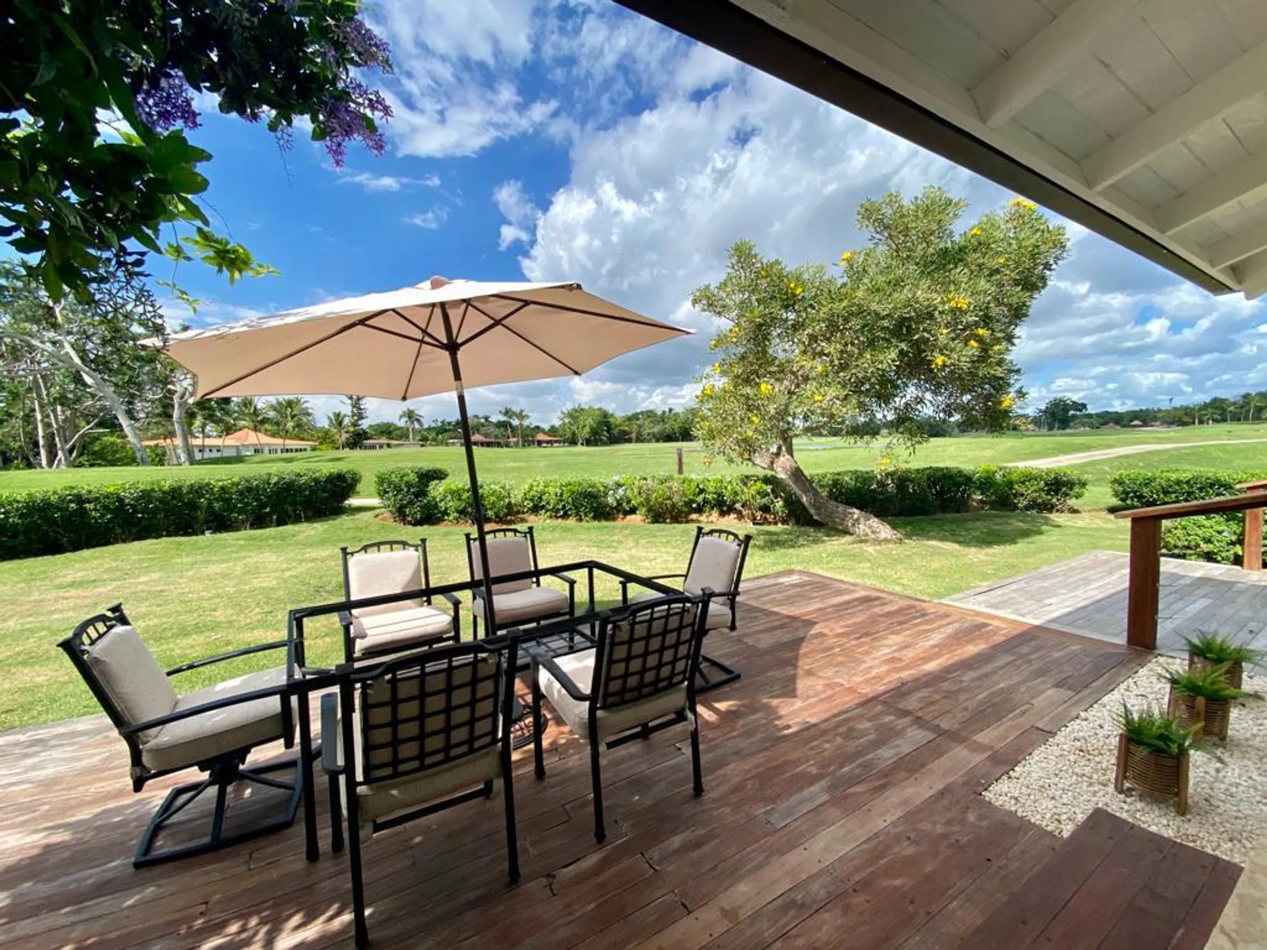 Tranquil Tropical Retreat with Private Pool — photograph 3