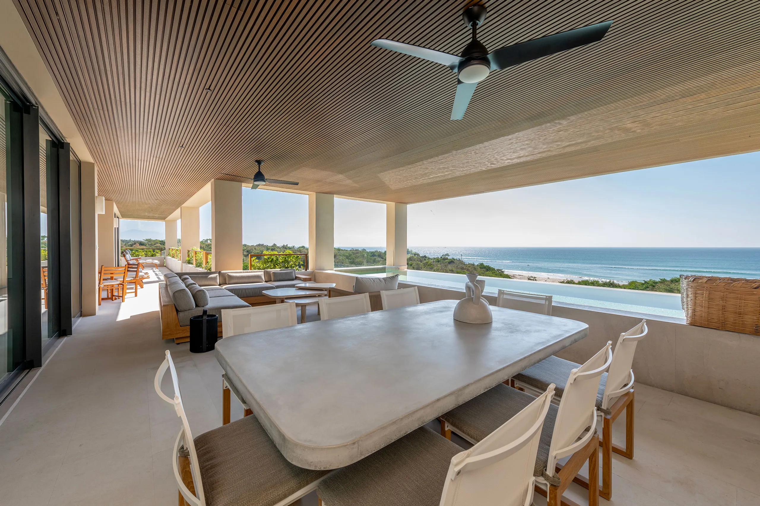 Opulent 4 Bedroom Condo with Infinity Pool and Ocean Views — photograph 6