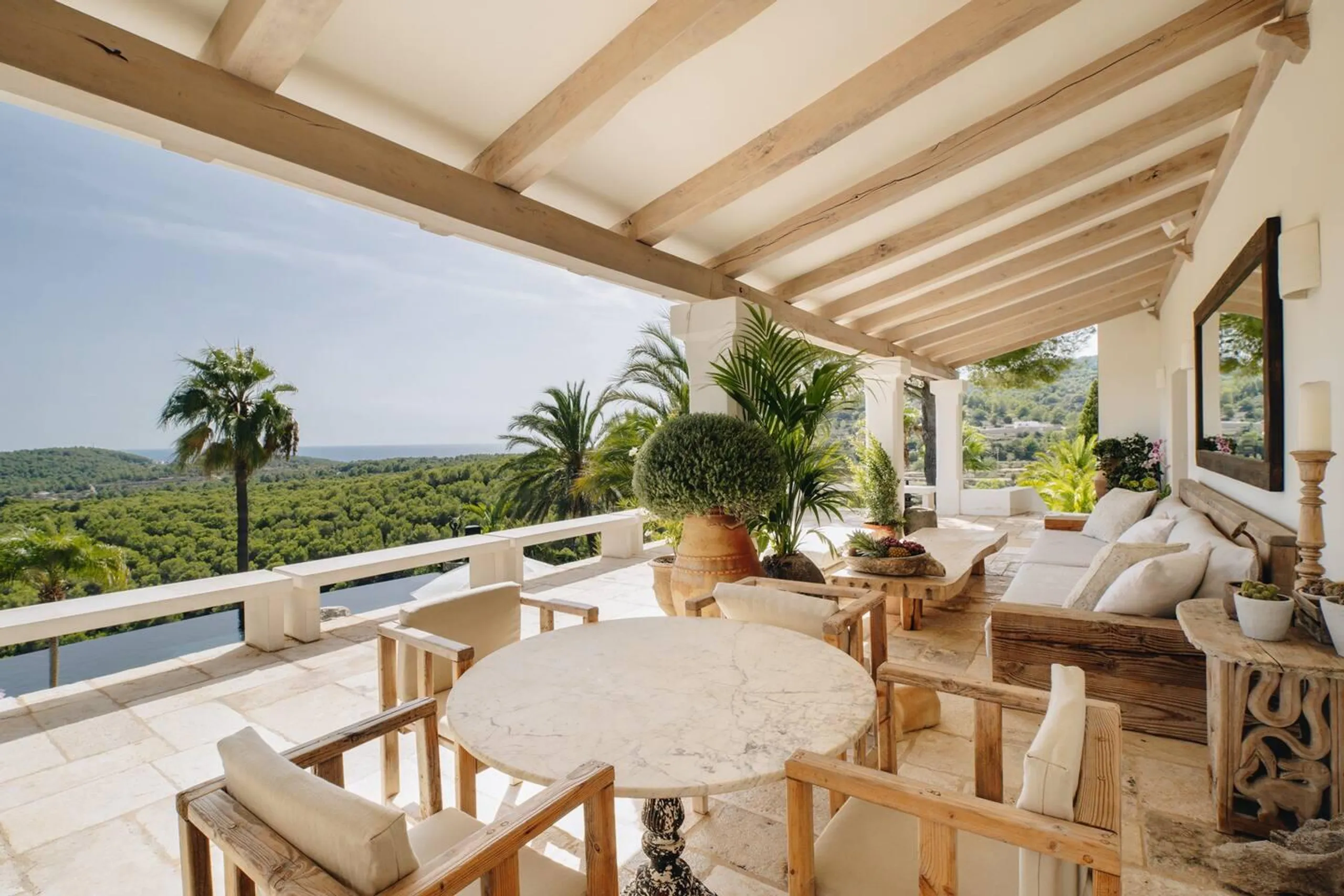 Captivating South Coast Villa with Pool and Breathtaking Views — photograph 5