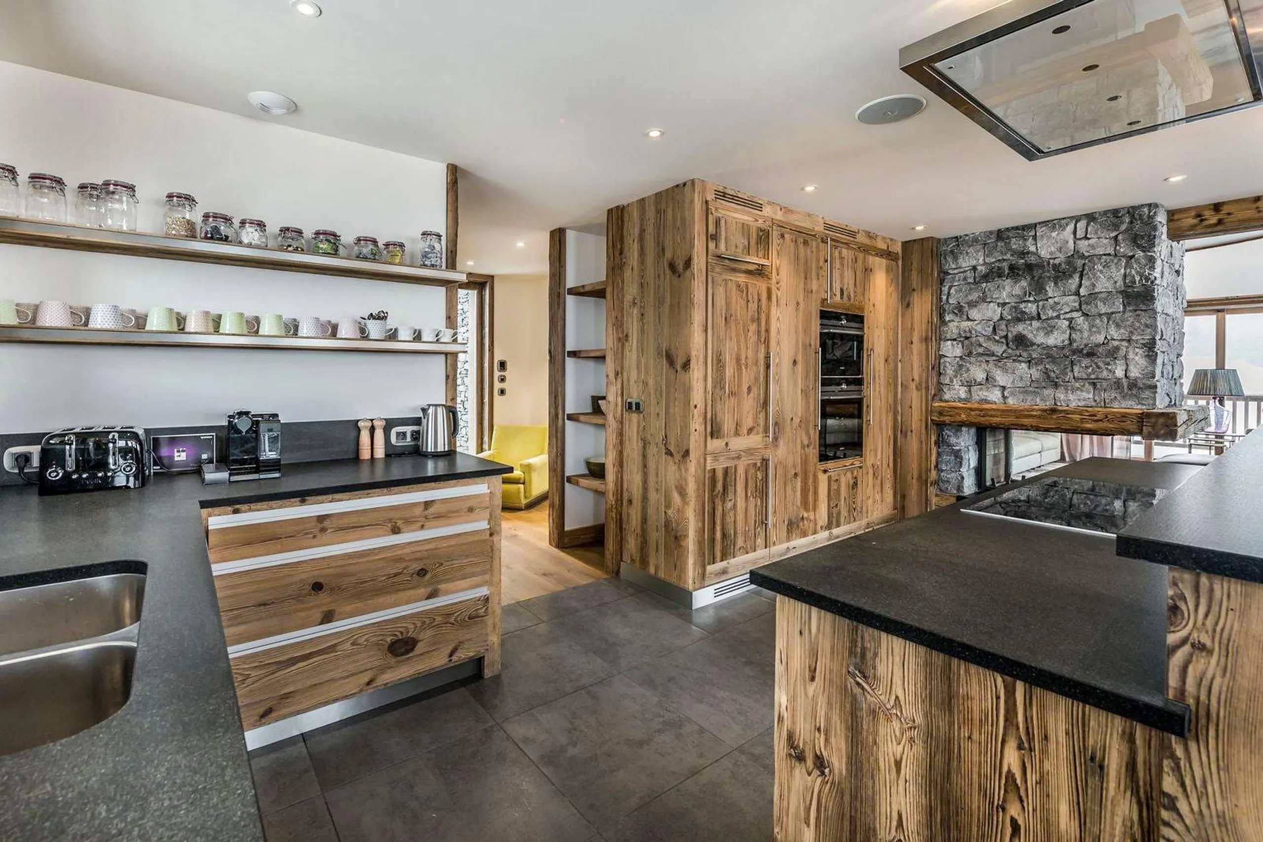 Sophisticated Five-Bedroom Chalet with Sweeping Alpine Views — photograph 7