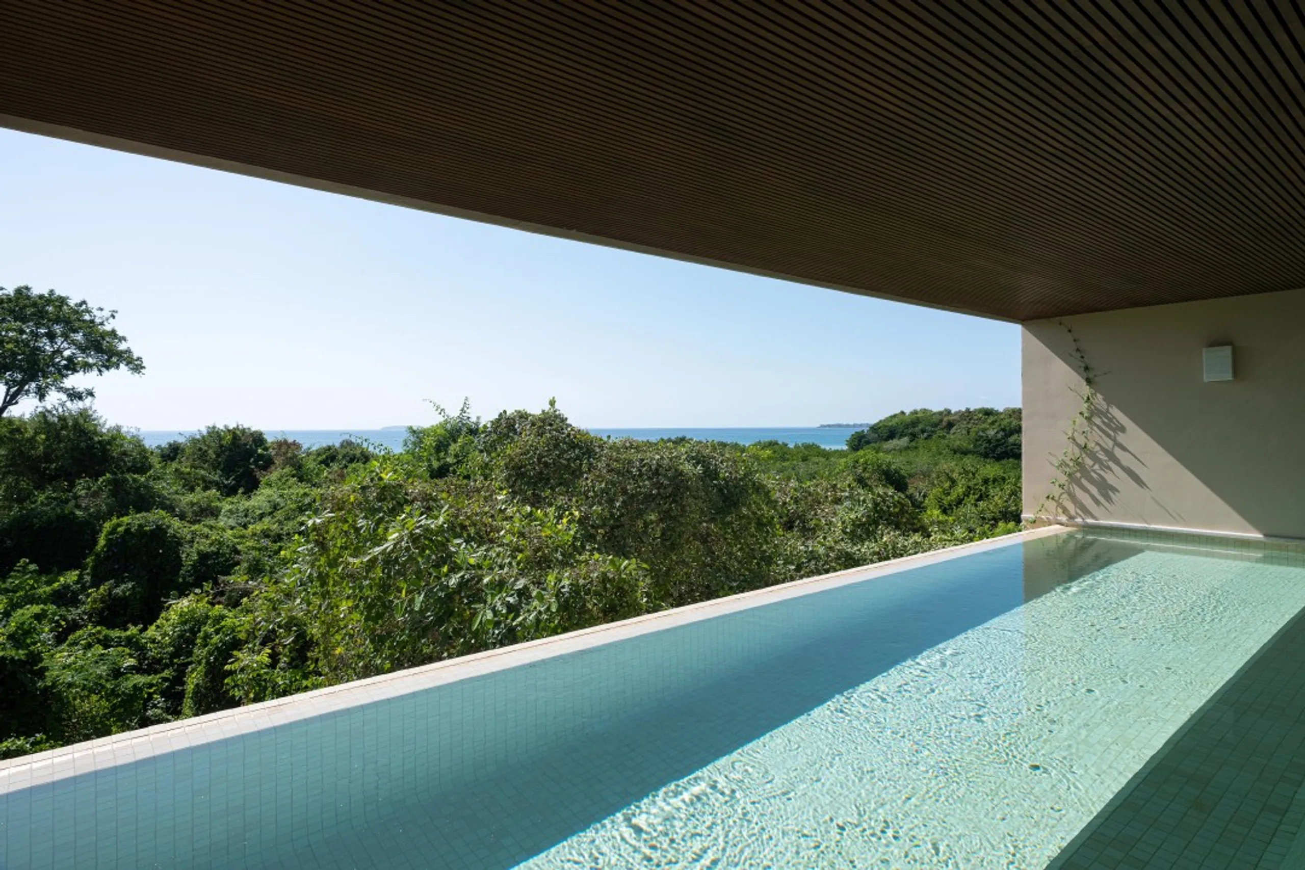 Contemporary 4-Bedroom Home with Ocean Vistas & Private Terraces — photograph 2