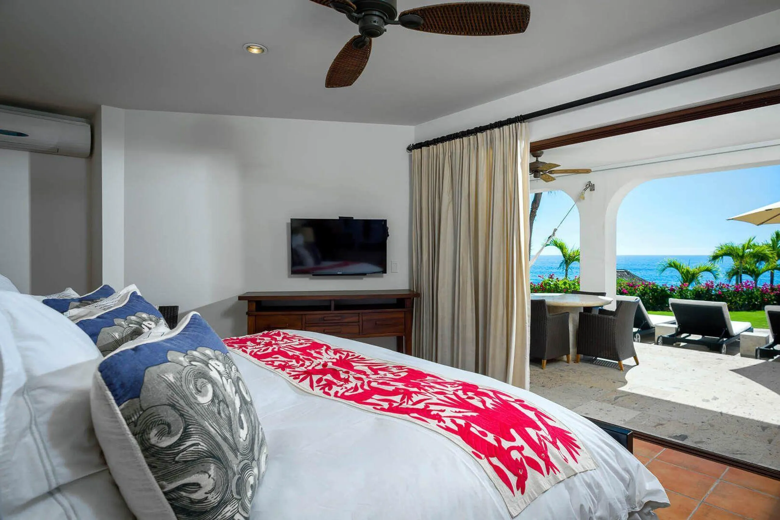 Expansive Palmilla Oceanfront Estate with Private Pool and Ocean Views — photograph 12