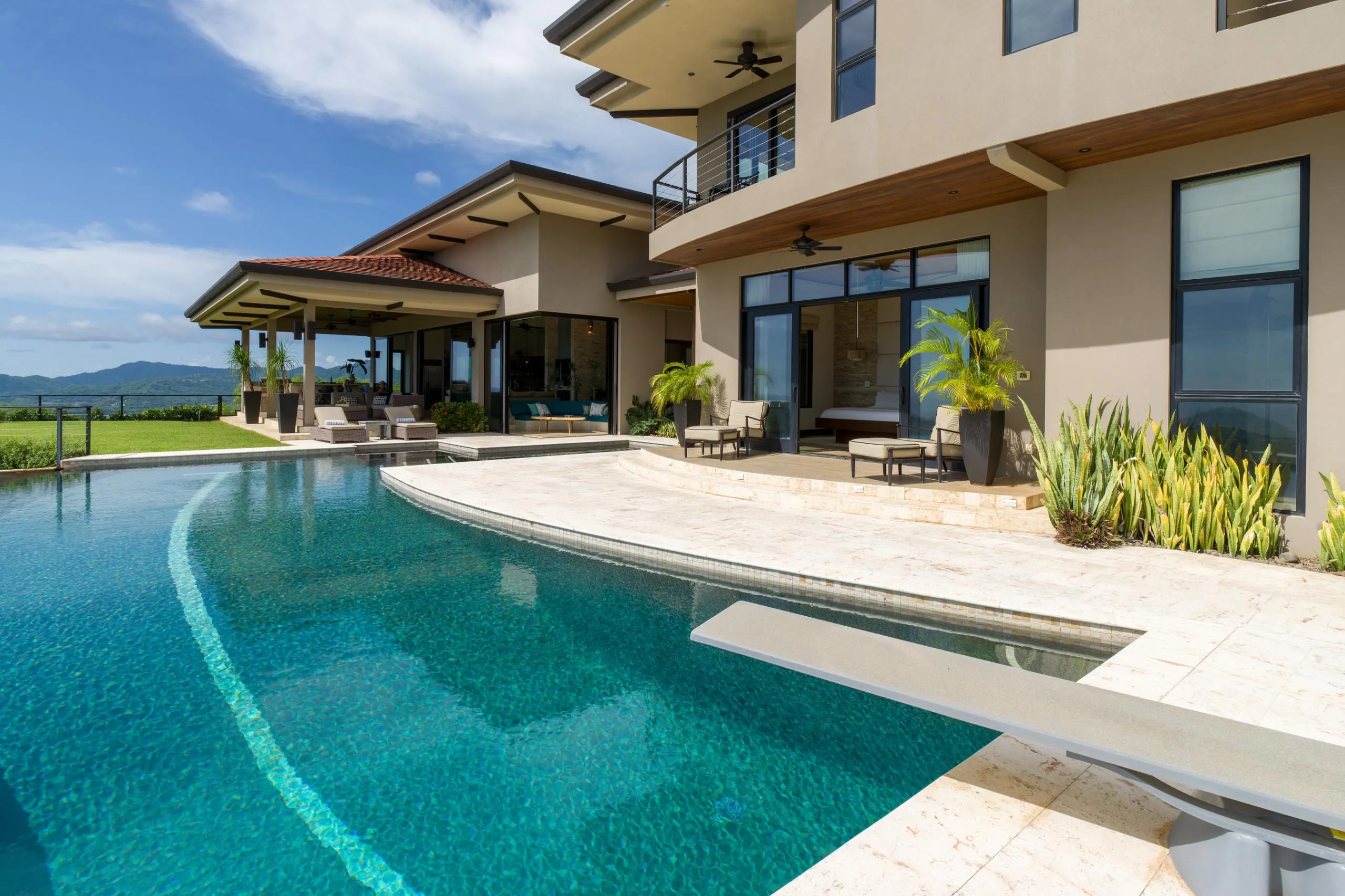Majestic Oceanview Villa with Infinity Pool, Movie Theater, and Game Room — photograph 3
