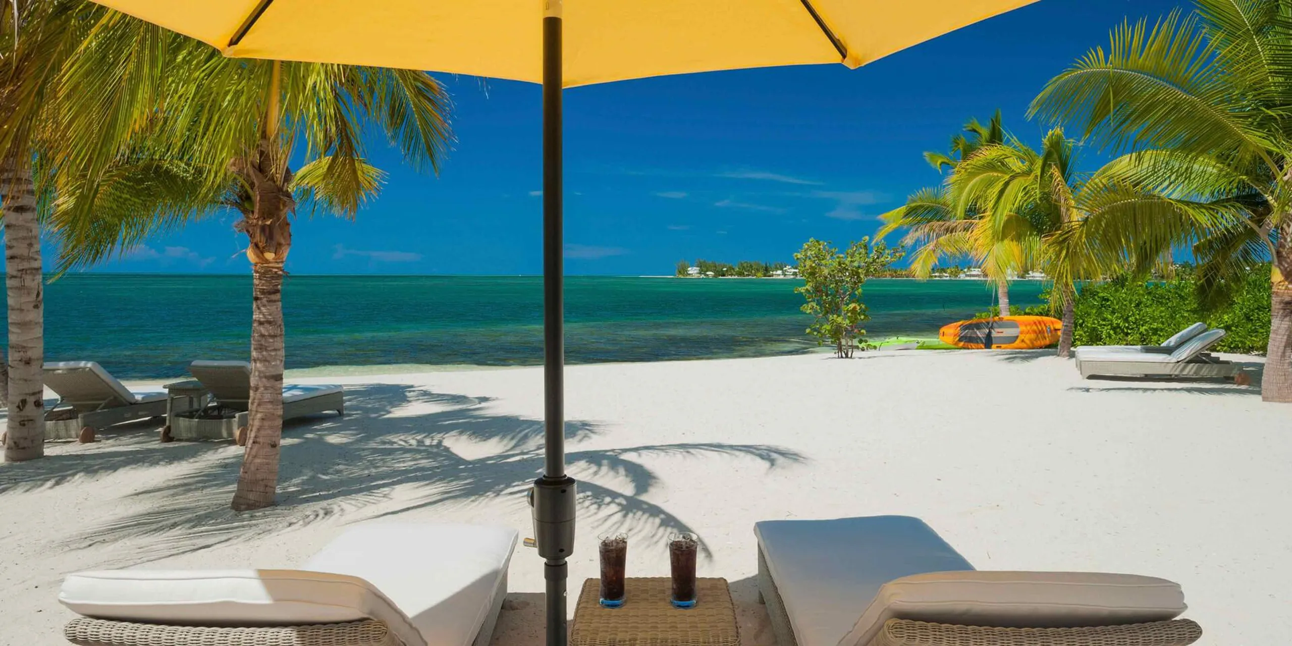 Cayman Kai Grand Estate with Resort Pool and Unforgettable Ocean Views — photograph 4