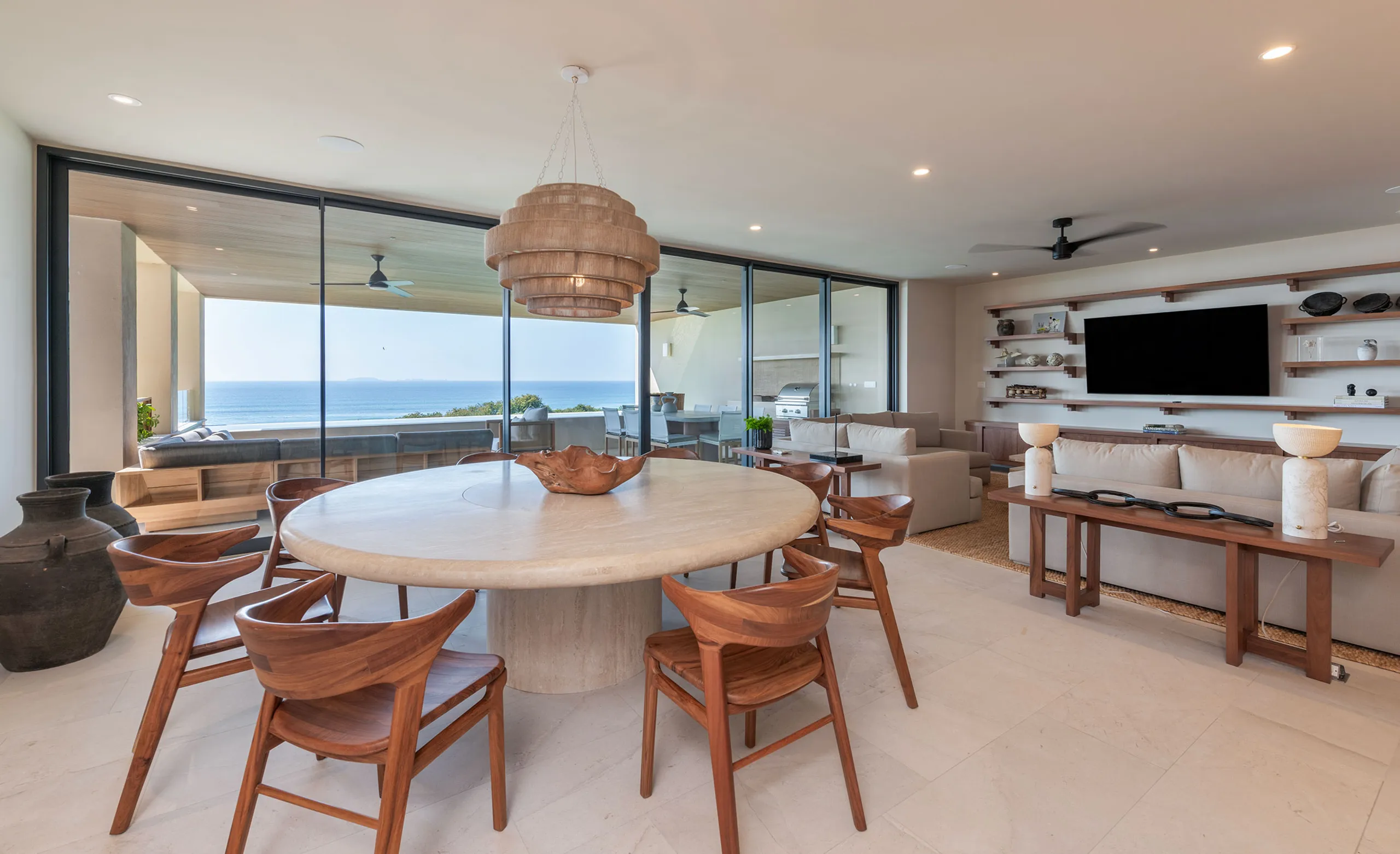Opulent 4 Bedroom Condo with Infinity Pool and Ocean Views — photograph 8
