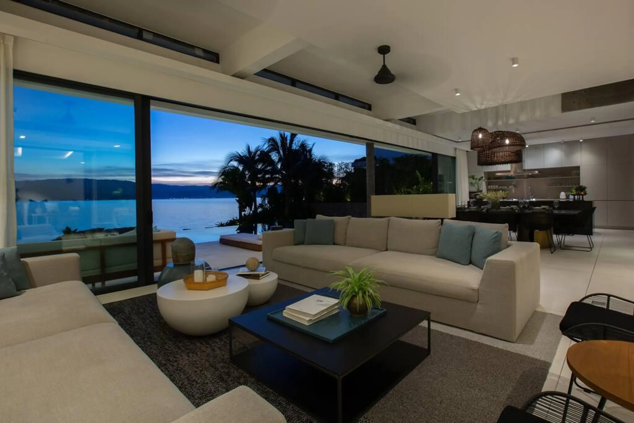 Tranquil Beachfront Villa with Infinity Pool — photograph 5