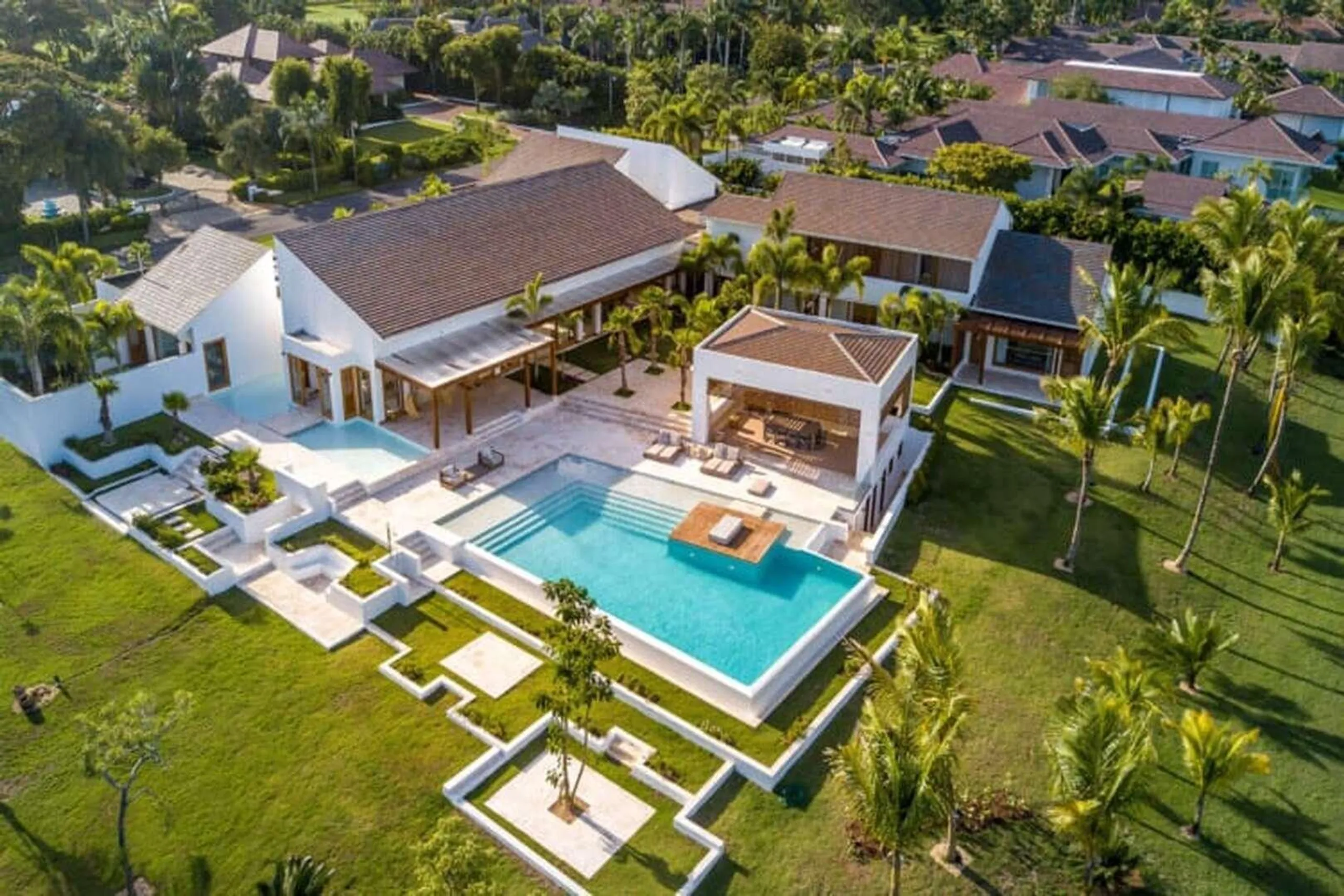 Modern Contemporary Villa with Private Infinity Pool and Stunning Golf Course Views — photograph 5