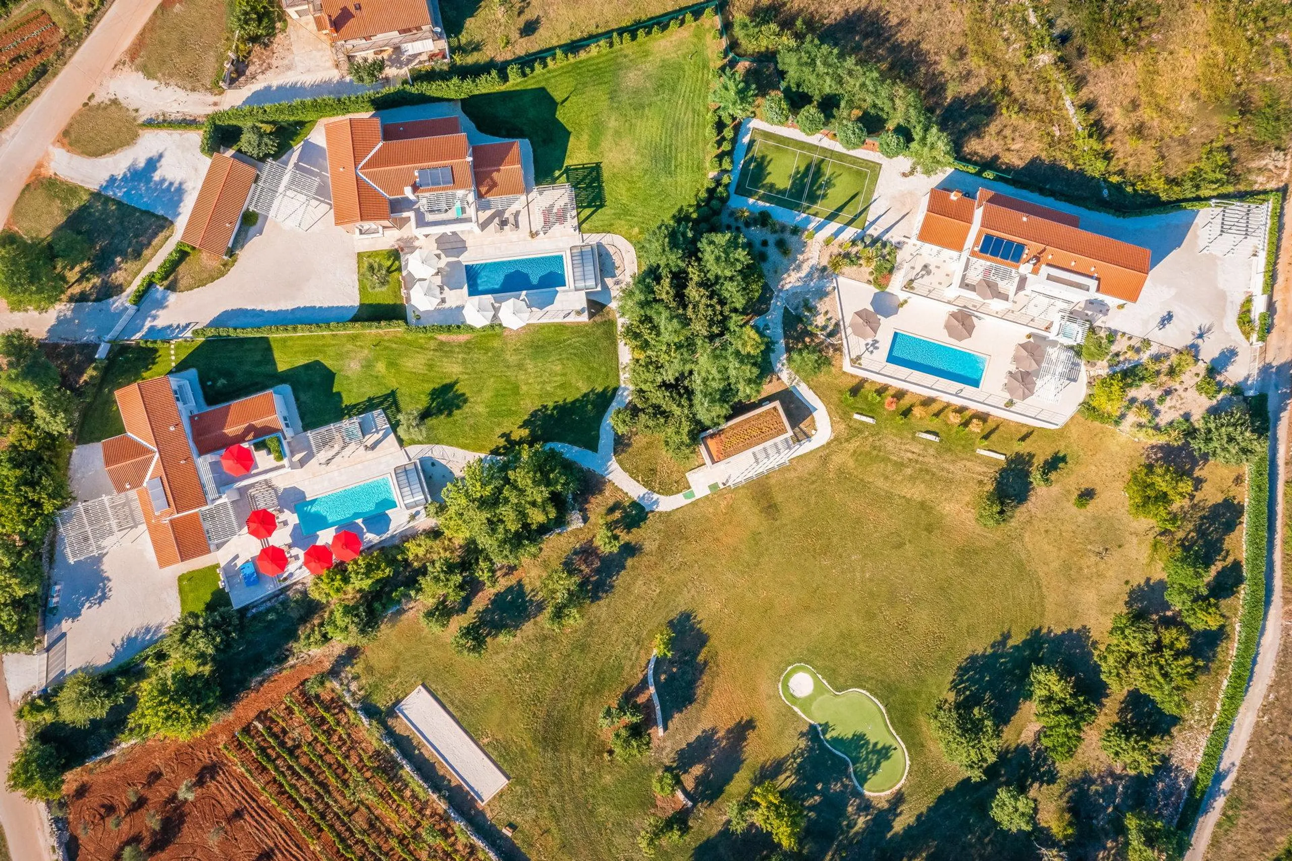 Awe-inspiring Private Complex with 3 Pools for Large Groups in Istria's Countryside — photograph 5