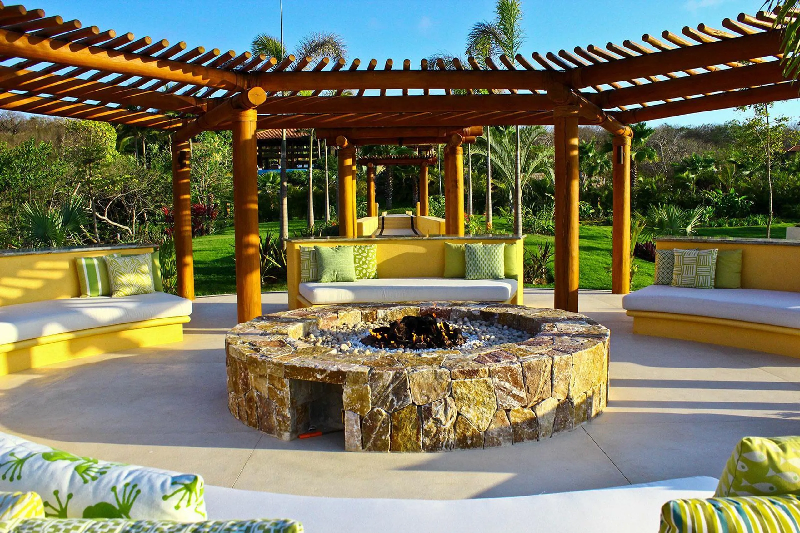 Kupuri Beach Front Grand Estate with Multiple Infinity Pools and Panoramic Ocean Views — photograph 11