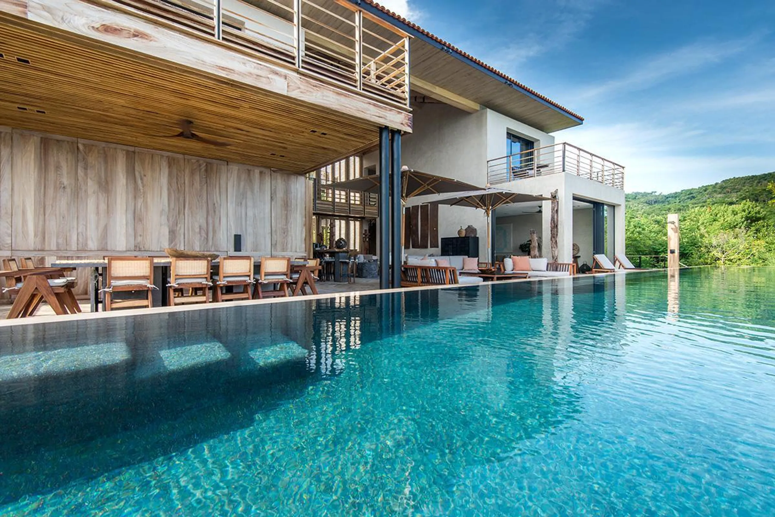 Beautiful Oceanfront Luxe Estate, with Infinity Pool Overlooking Litibu Bay — photograph 6