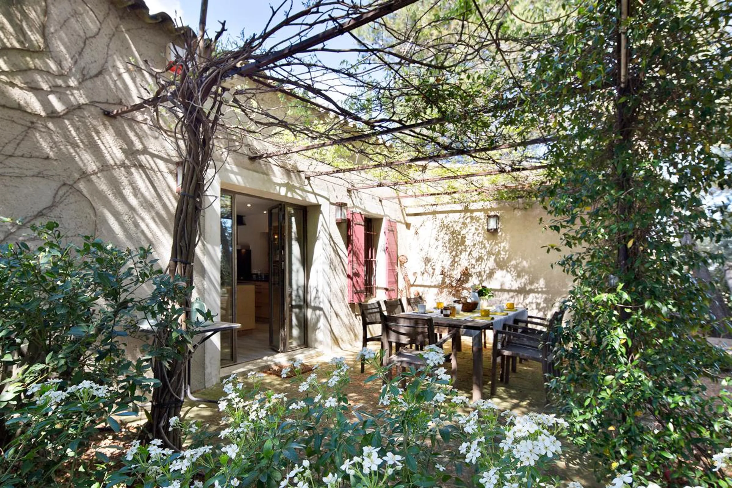 Splendid Seven Bedroom Villa in Provence with 24m Pool and Captivating Gardens — photograph 10