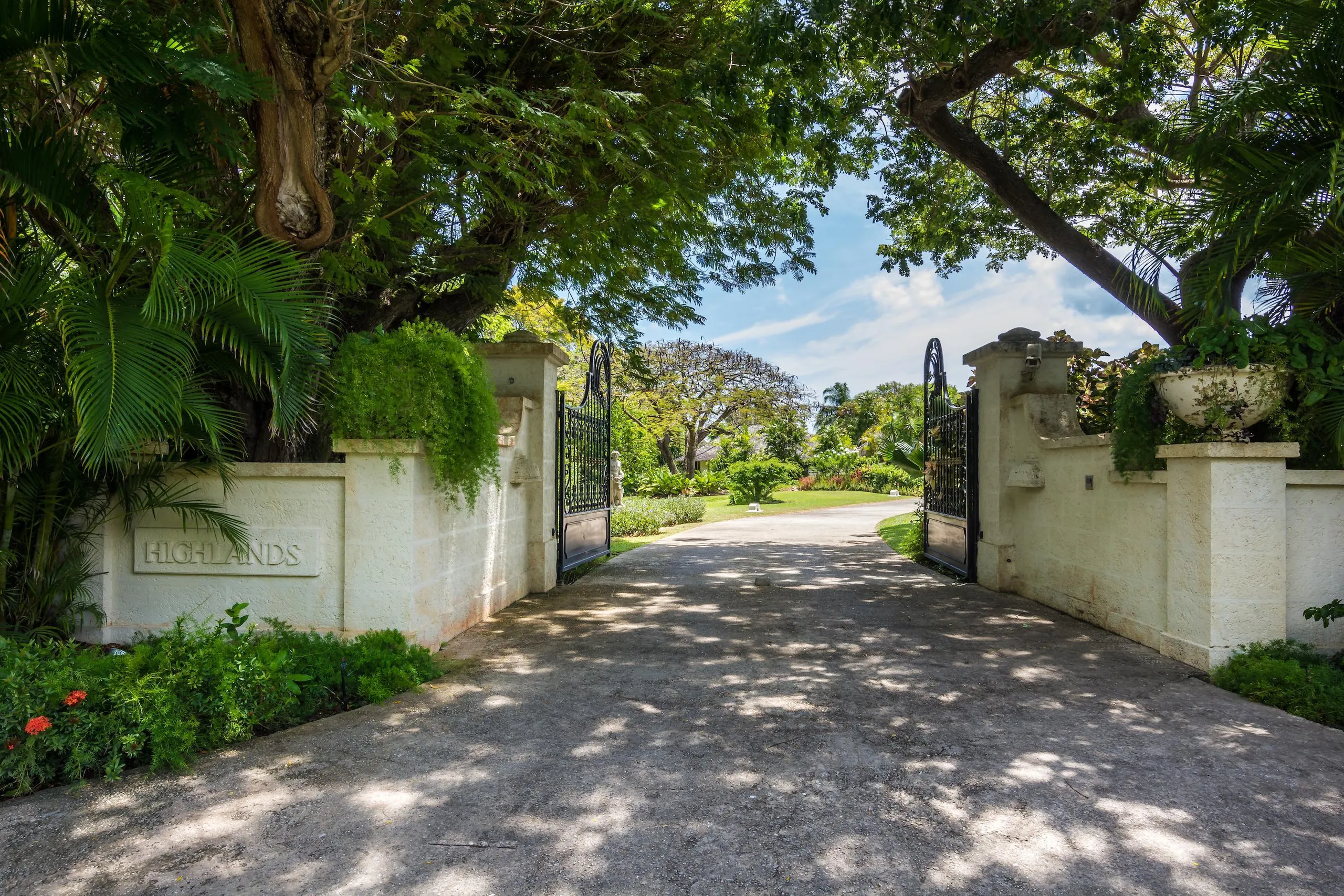 Sandy Lane's Lush and Tropic Villa with Access to a World Class Beach Club and more — photograph 2