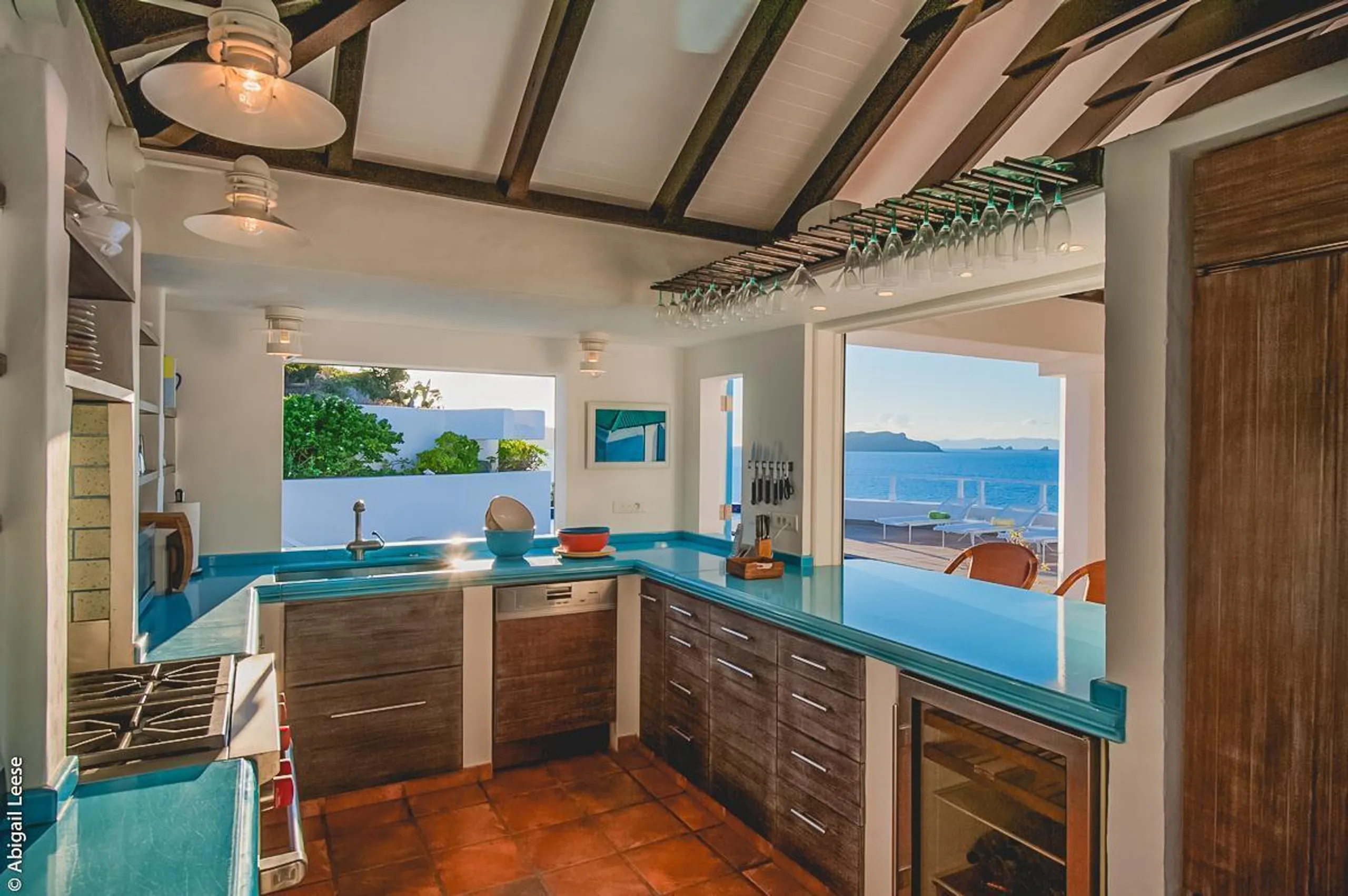 Swanky Seaside Villa with Private Pool and Walks to Beach — photograph 6