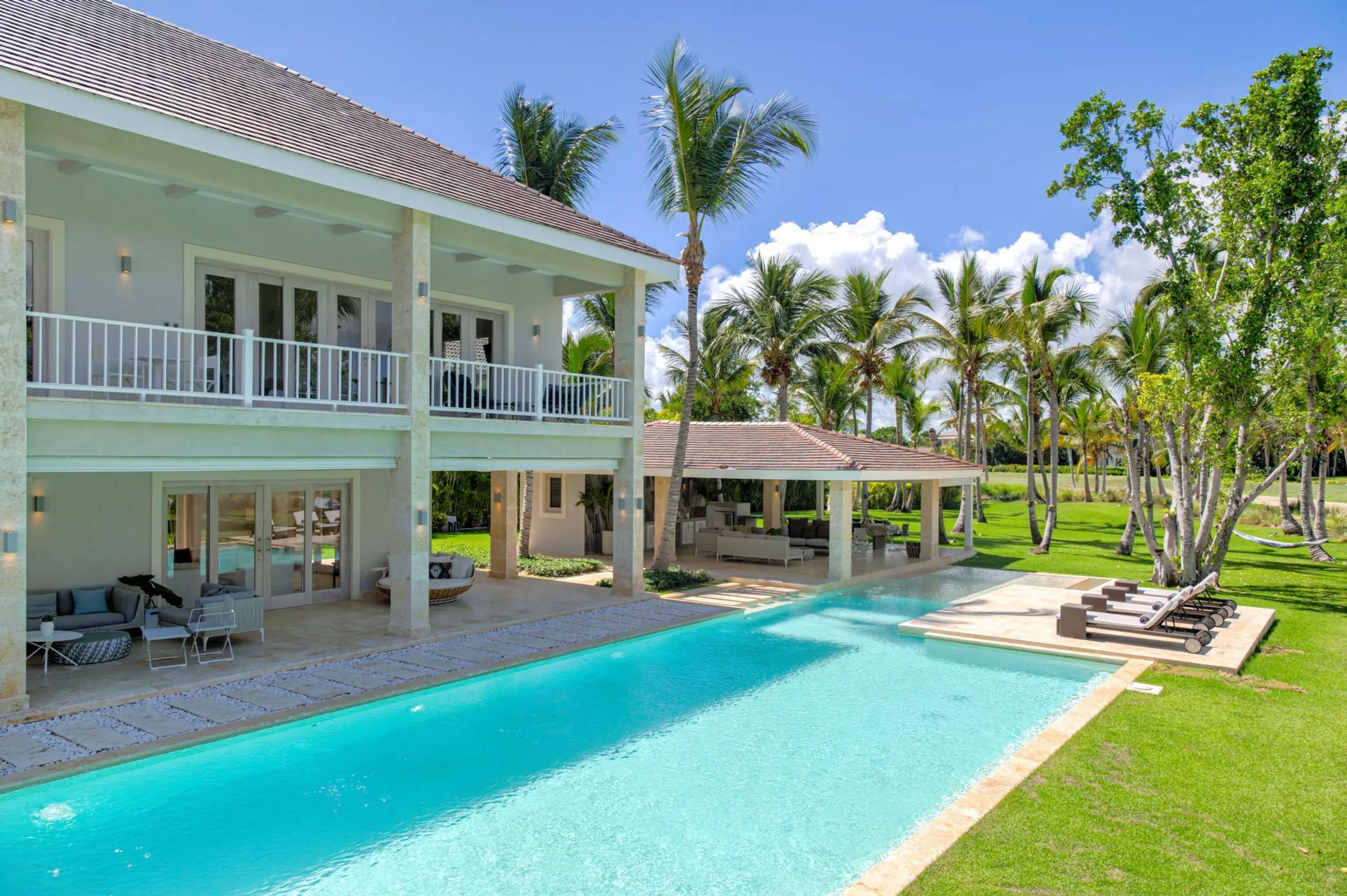 Gorgeous 6-Bedroom Villa with Private Pool Golf Course Views and Stunning Outdoor Spaces — photograph 3