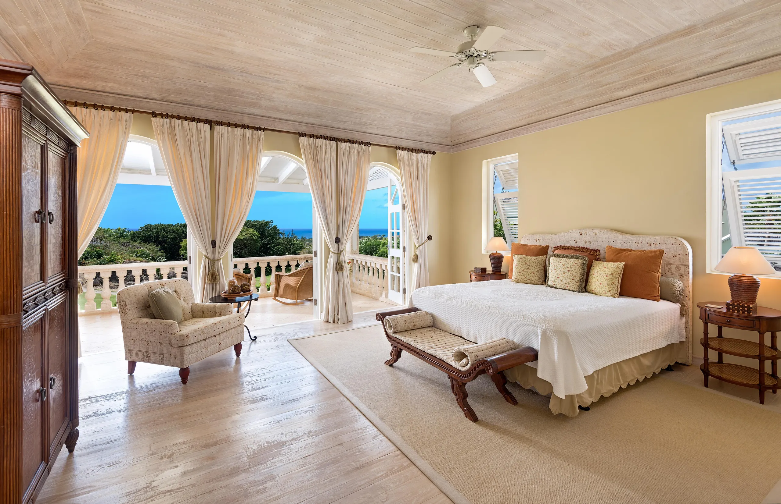 Colonial Styled Five-Bedroom Villa with Private Pool, Golf Course and Western Coastline Views — photograph 9
