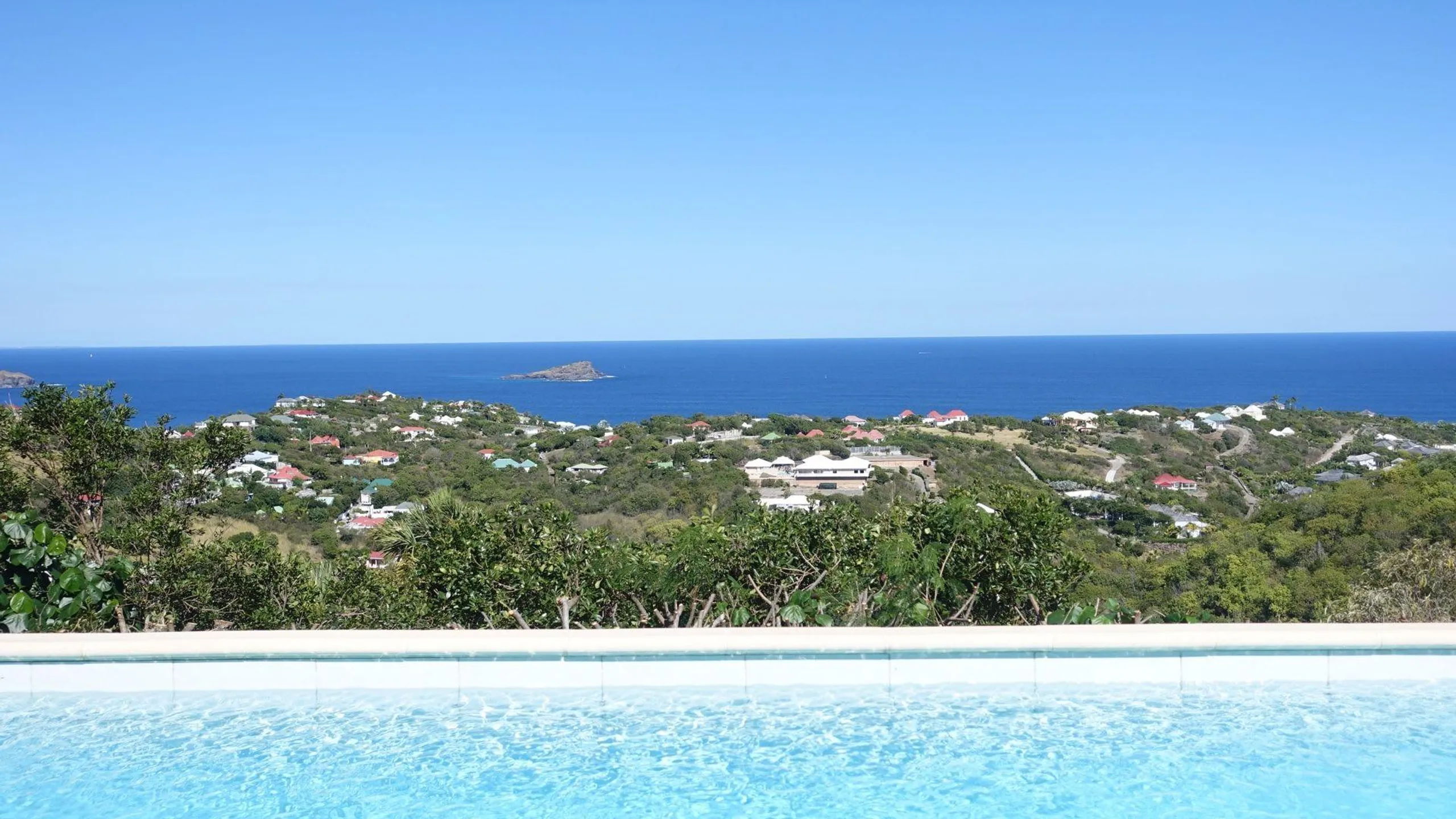 Deluxe 3 Bedroom Villa with Pool And Picturesque Sea Views — photograph 3