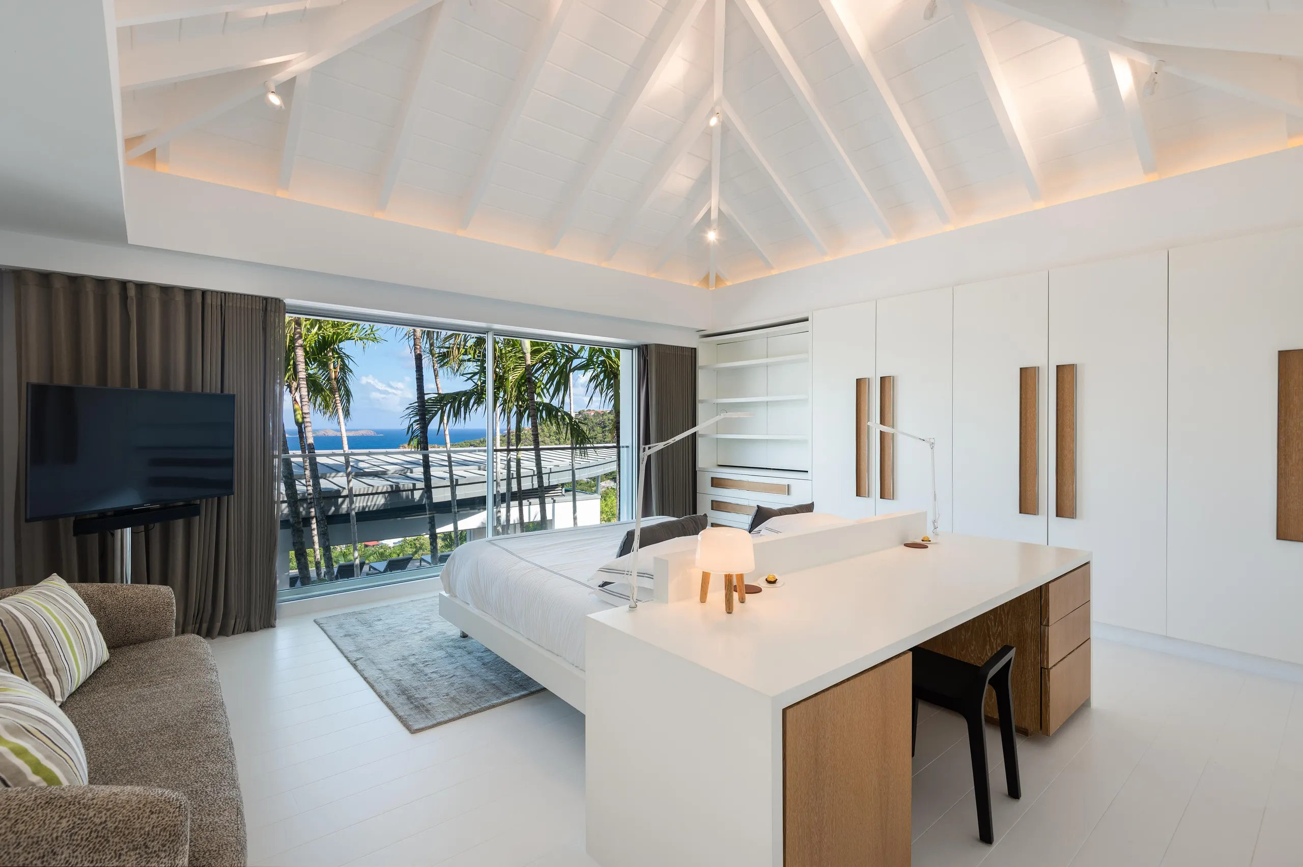 Opulent Villa with Private Pool and Fitness Room — photograph 11