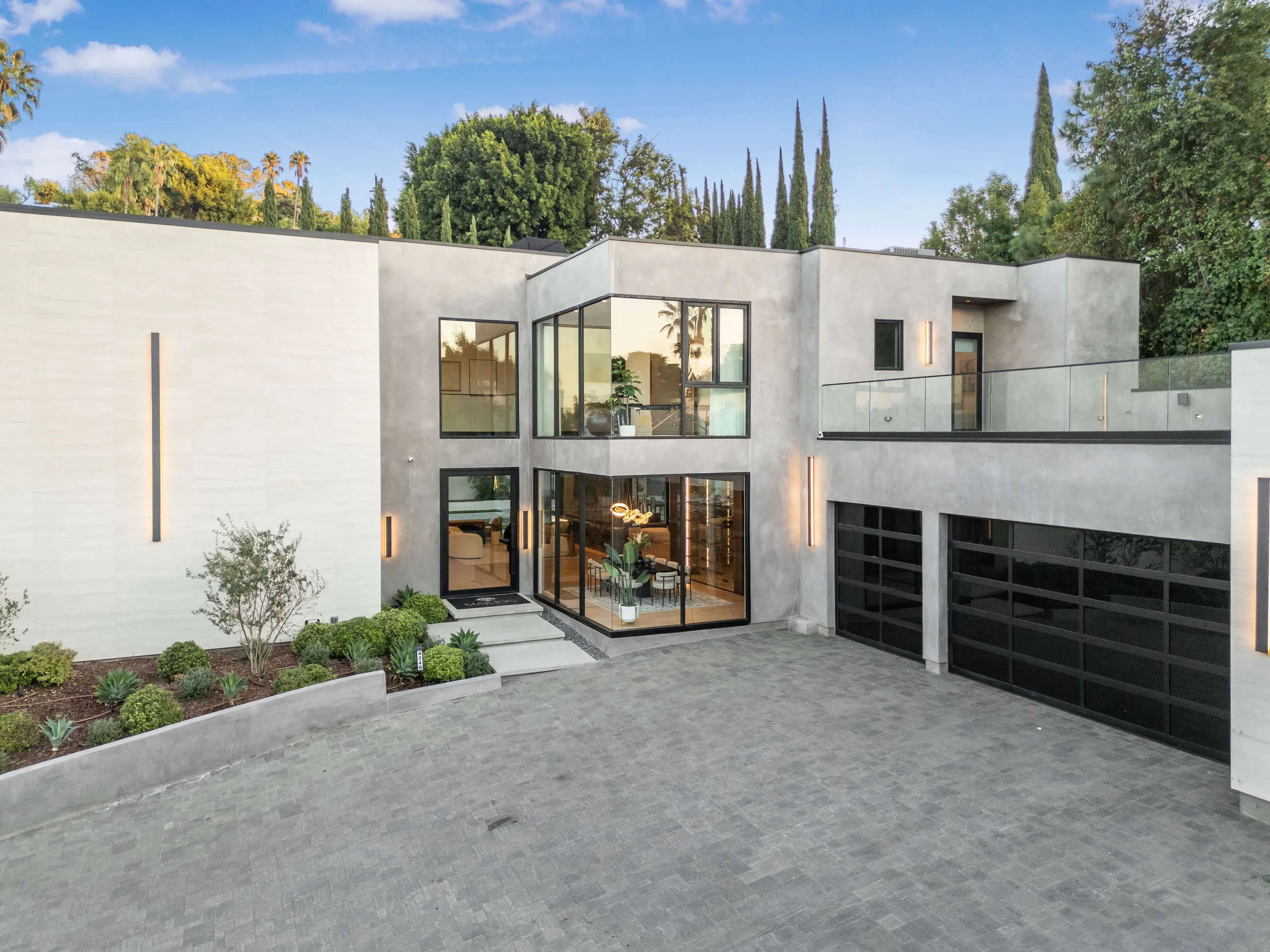 Ultra Modern LA Luxury Estate with Grand Pool and Entertainment Area — photograph 12