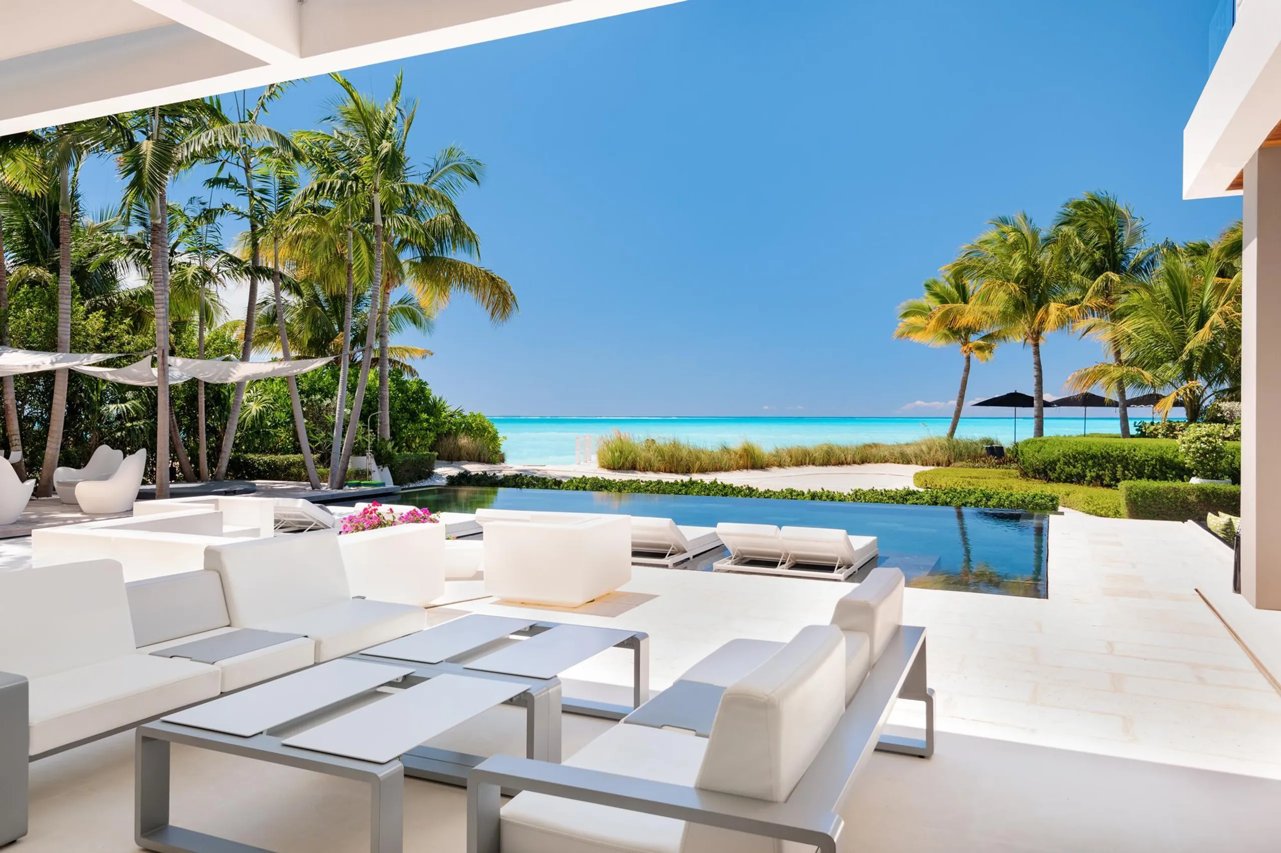 Modern Contemporary Villa with Negative Edge Black Volcanic Rock Pool — photograph 9