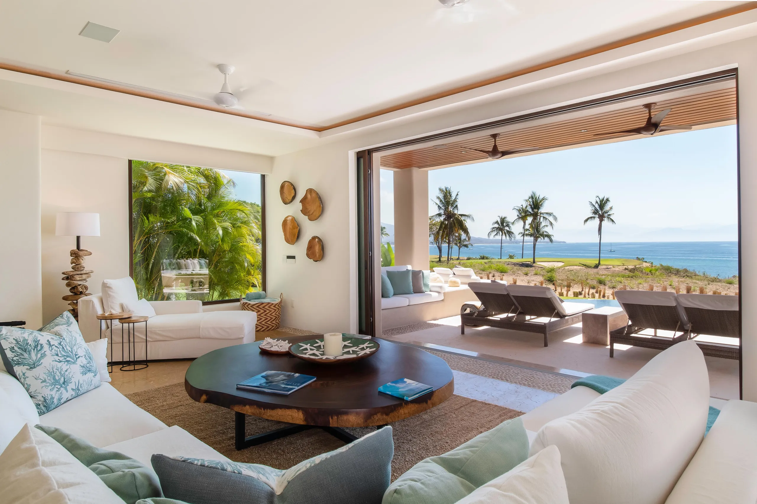 El Encanto Spanish Oasis with Infinity Pool and Ocean Views — photograph 4