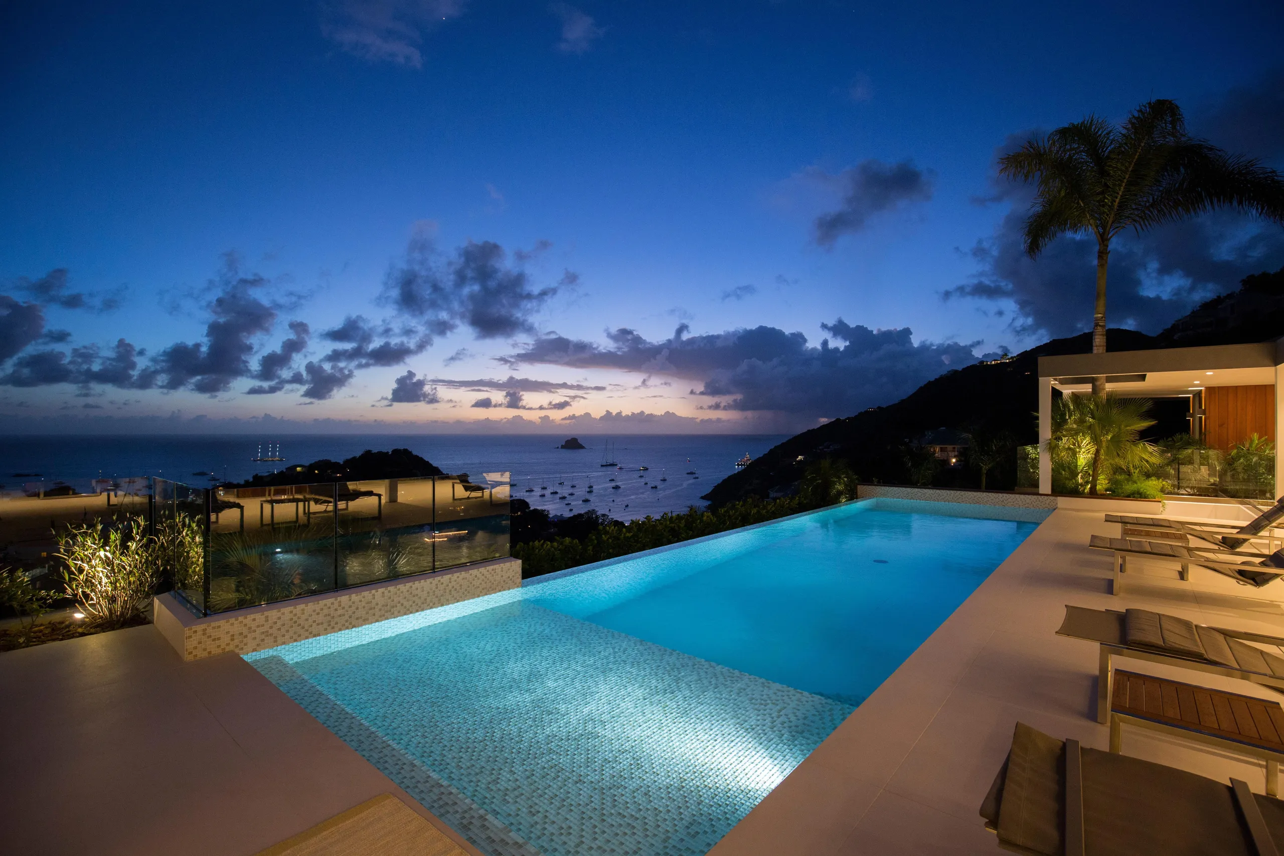 Refined Modern Oceanside Villa with Infinity Pool and Fitness Room — photograph 3