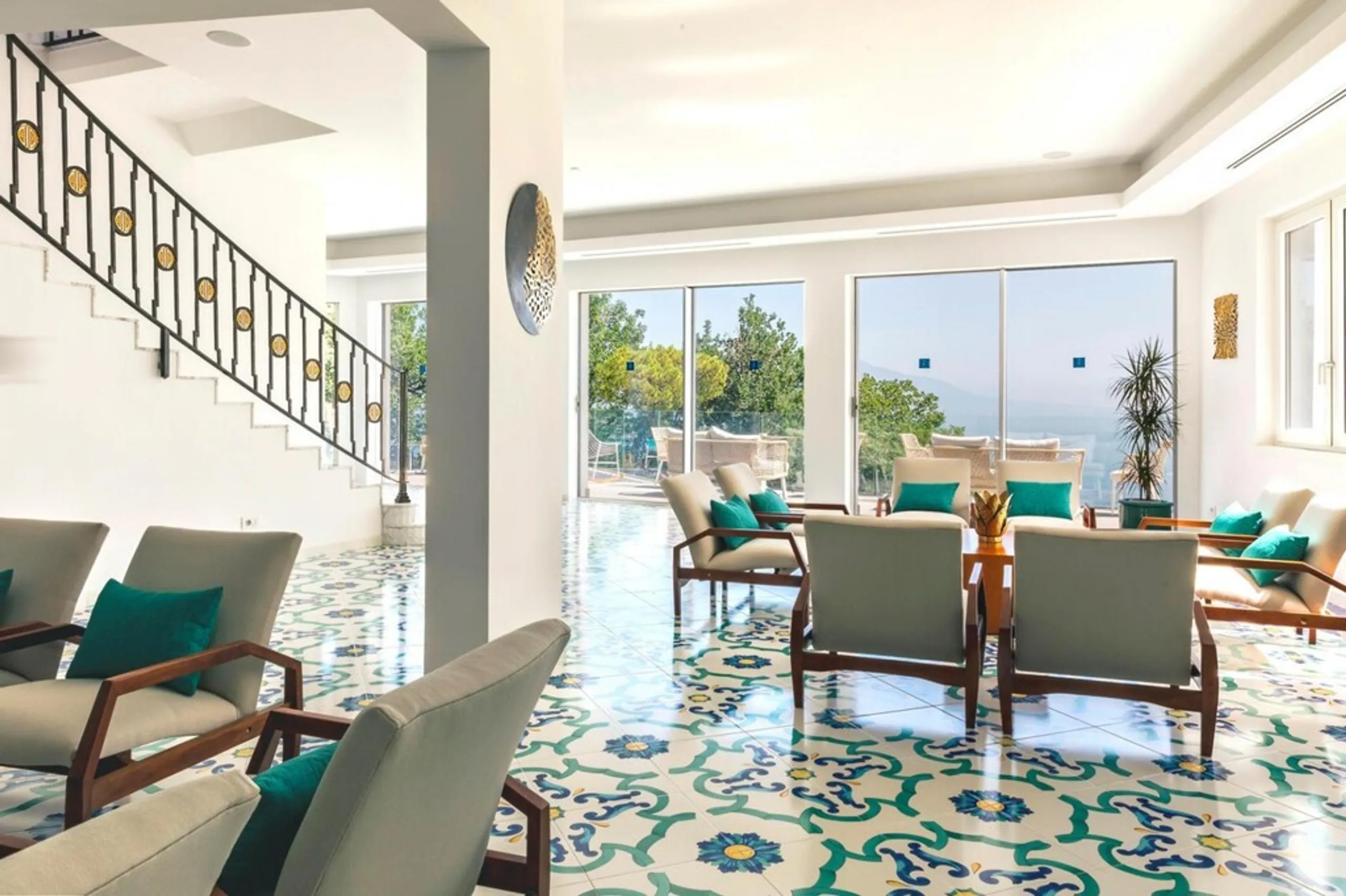 Majestic Seafront Villa with Heated Pool and English-Style Garden — photograph 10