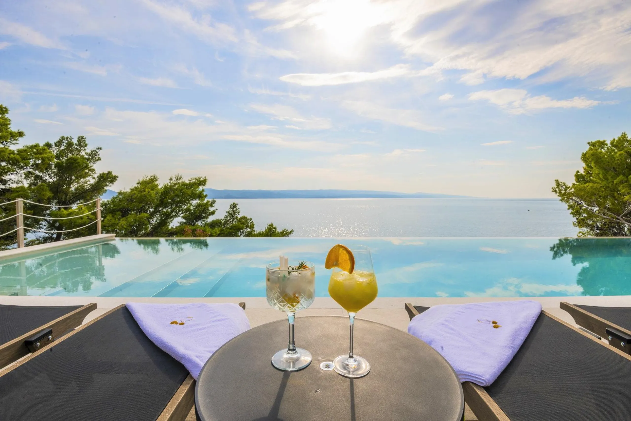 Luxurious Beachfront Villa with Infinity Pool and Elevator — photograph 3