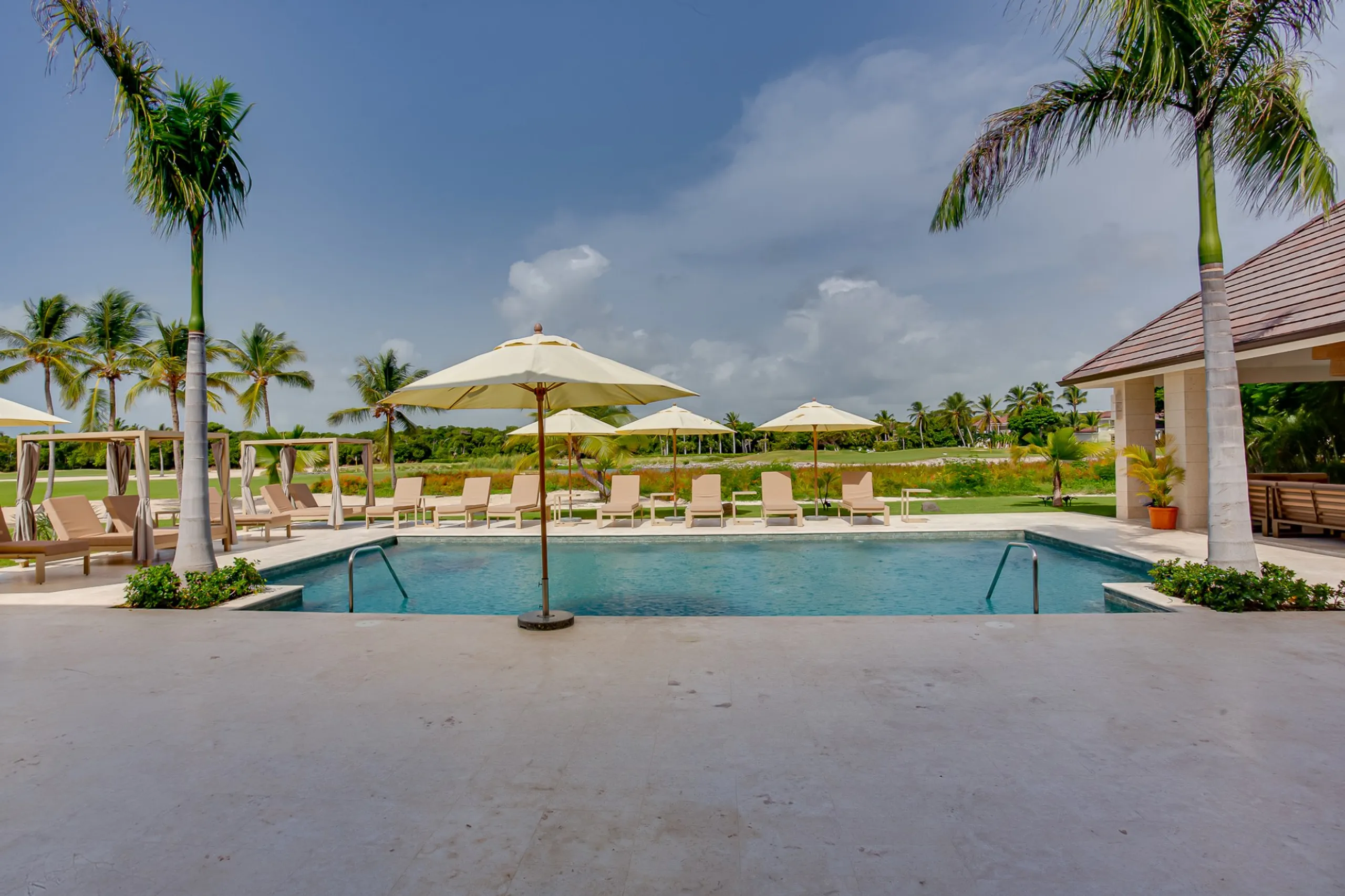 Tropical 7 Bedroom Luxury Villa with Private Pool, and Golf Course Access — photograph 4