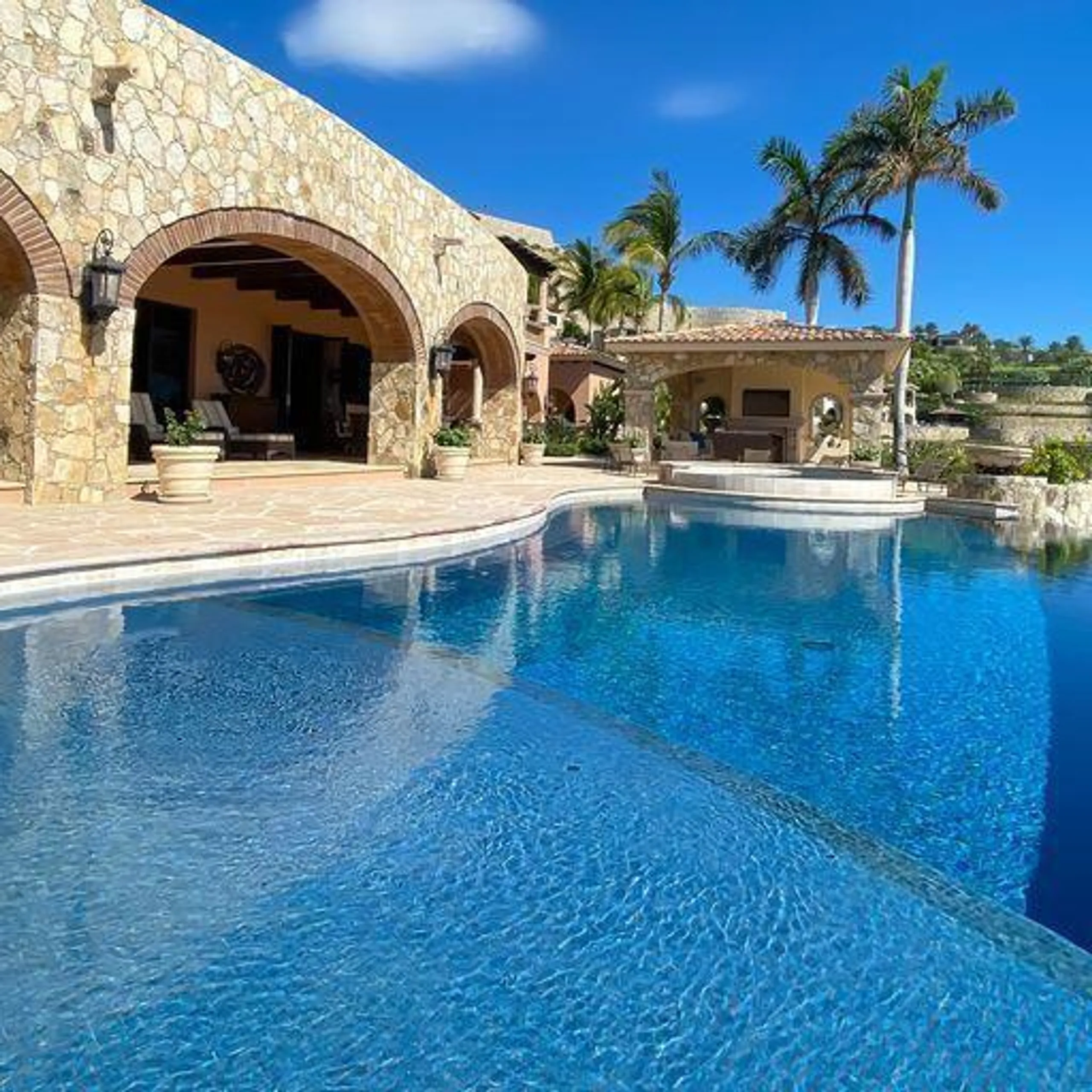 Elegant Palmilla Hacienda with Infinity Pool and Panoramic Views — photograph 10