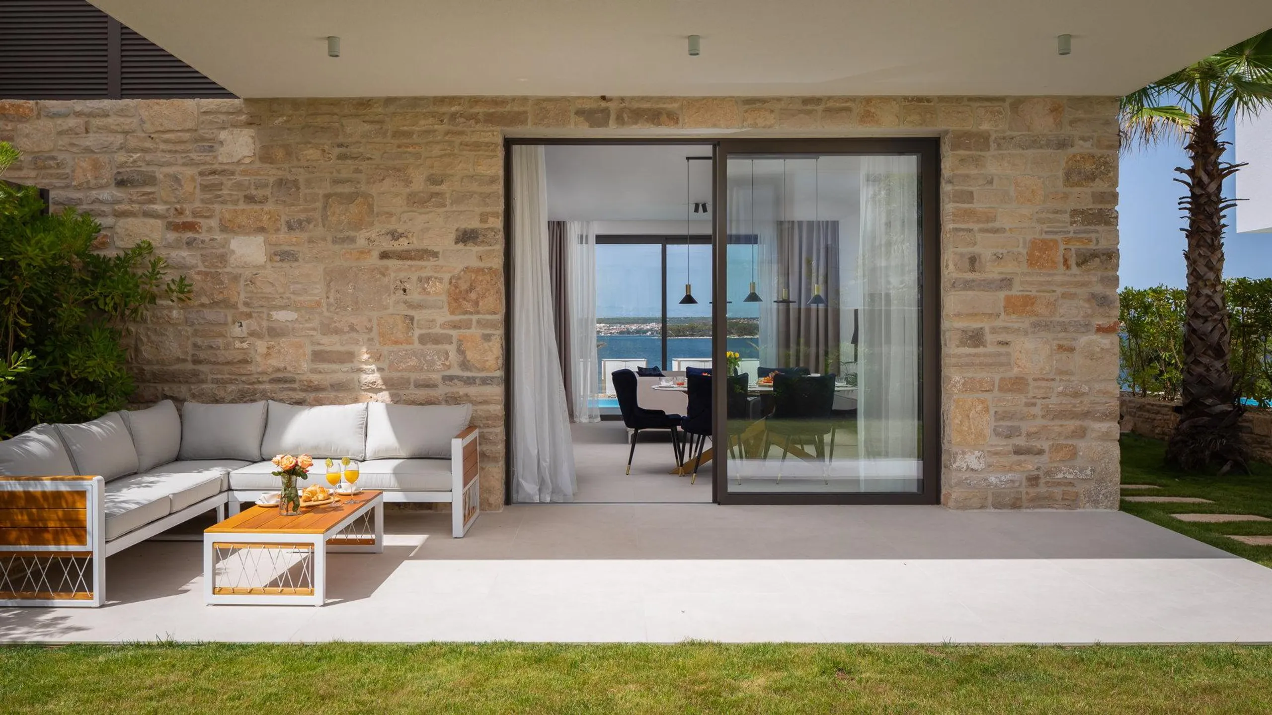 Gleaming Villa with Pool with Endless Sea on the Horizon — photograph 9