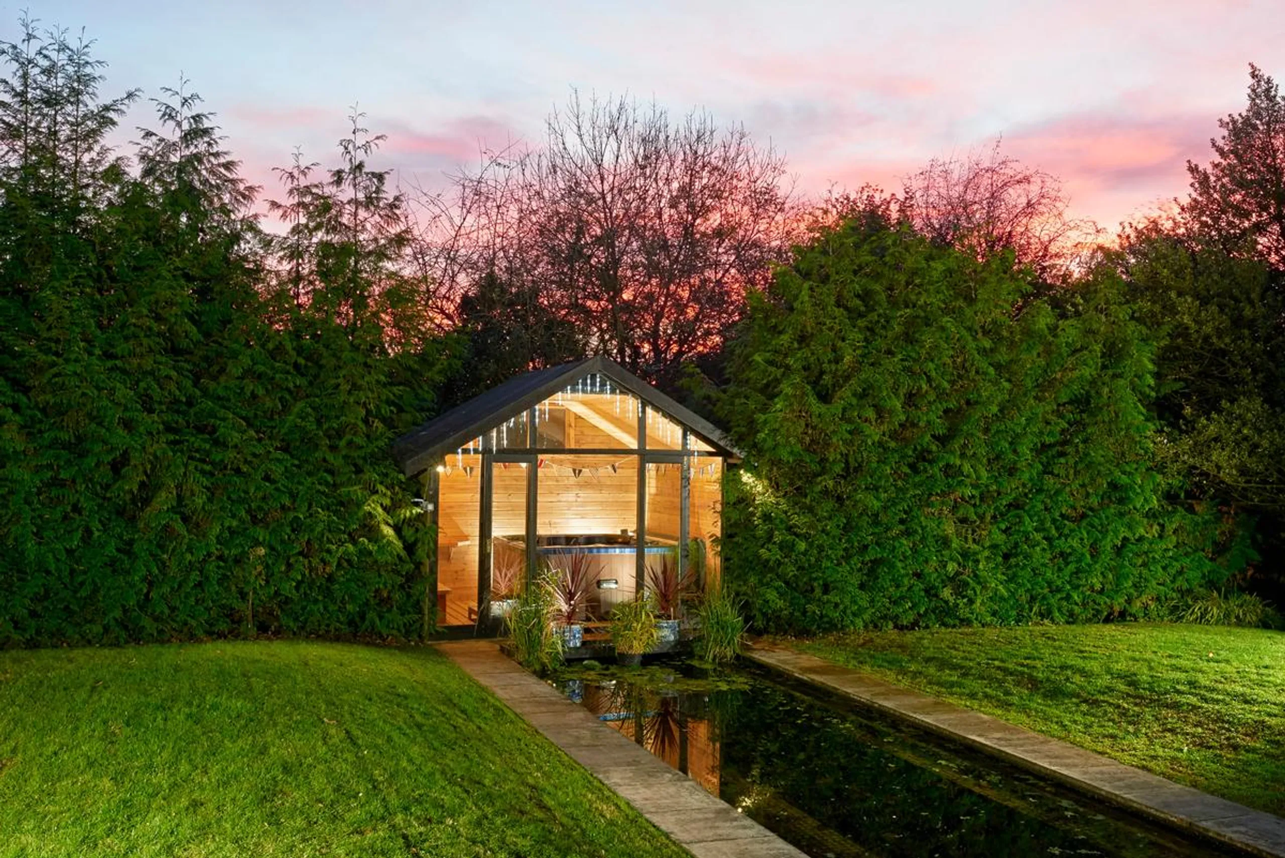 Indulgent  Villa with Private Pool and Overlooking Painswick Hillside — photograph 5