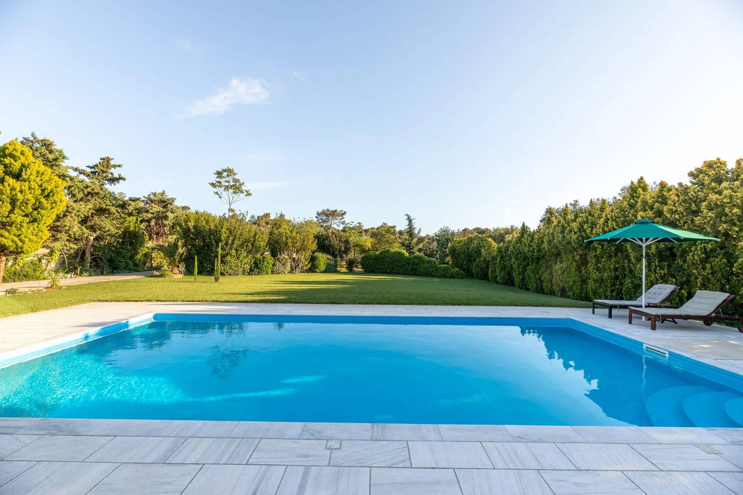 Serene Luxury Getaway with Lush Garden and Private Pool — photograph 3