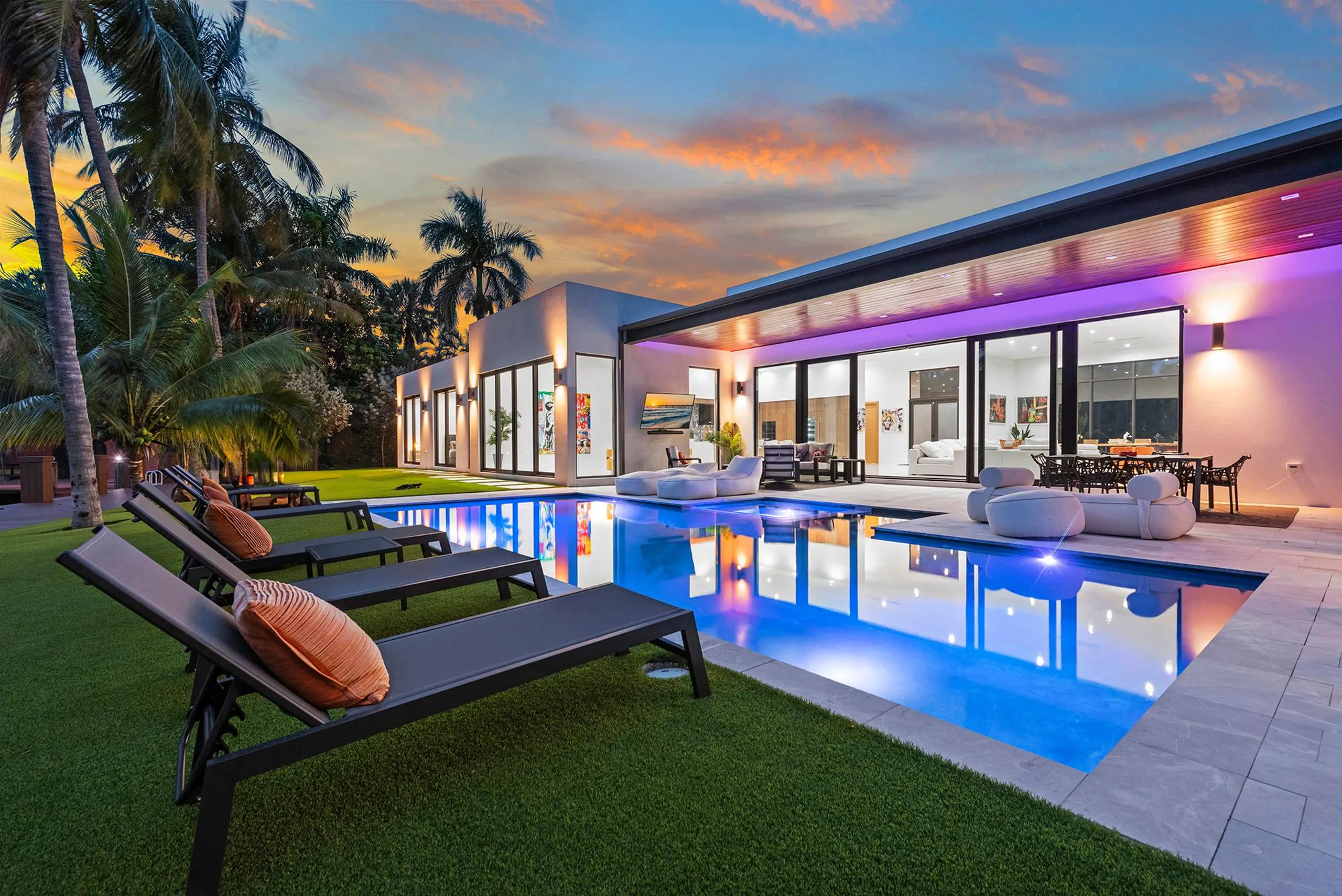 Stylish Modern Miami Resort Estate with Private Pool and Boat Dock, Miami
