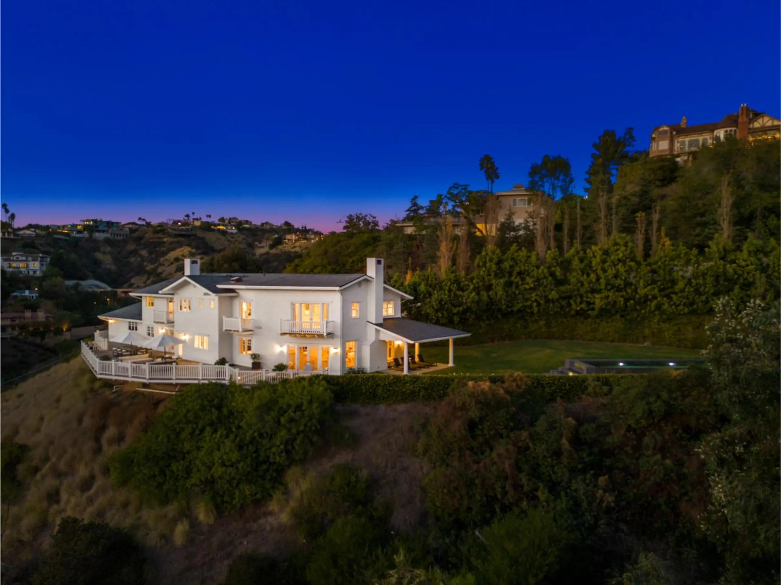Magnificent Contemporary Villa with Private Pool and Garden Grounds — photograph 2