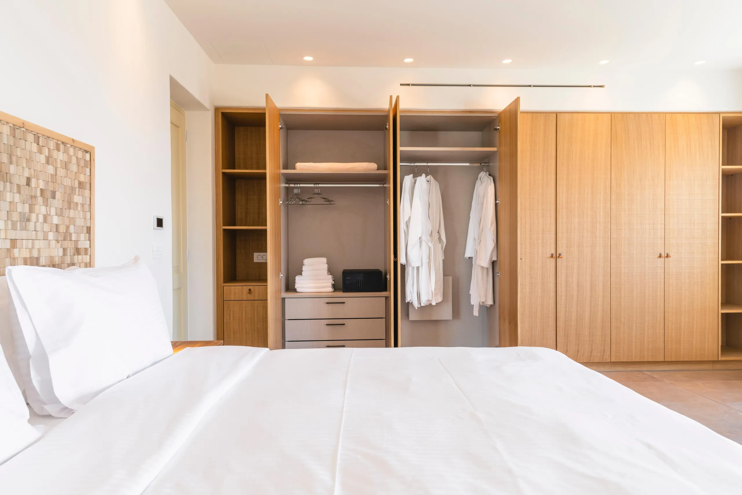 Spacious and Luxuriously Furnished Villa in Mykonos Offering Stunning Views of Aegean Sea — photograph 7