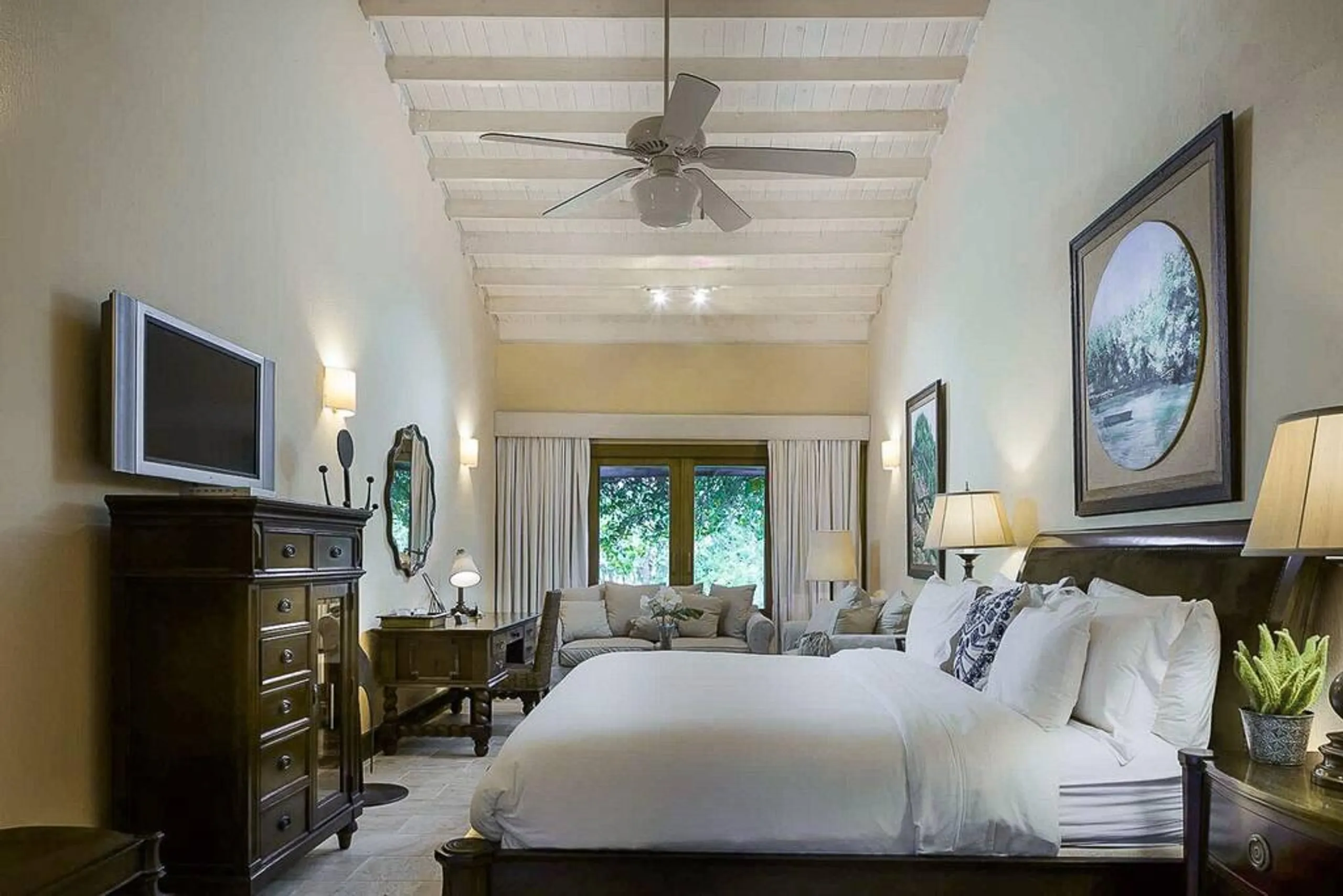 Refined Tropical Retreat with Private Pool and Gazebo — photograph 9